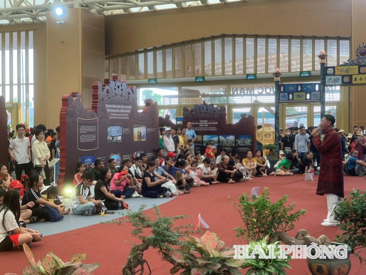 Apresentação de arte na área de exposições da cidade de Hue