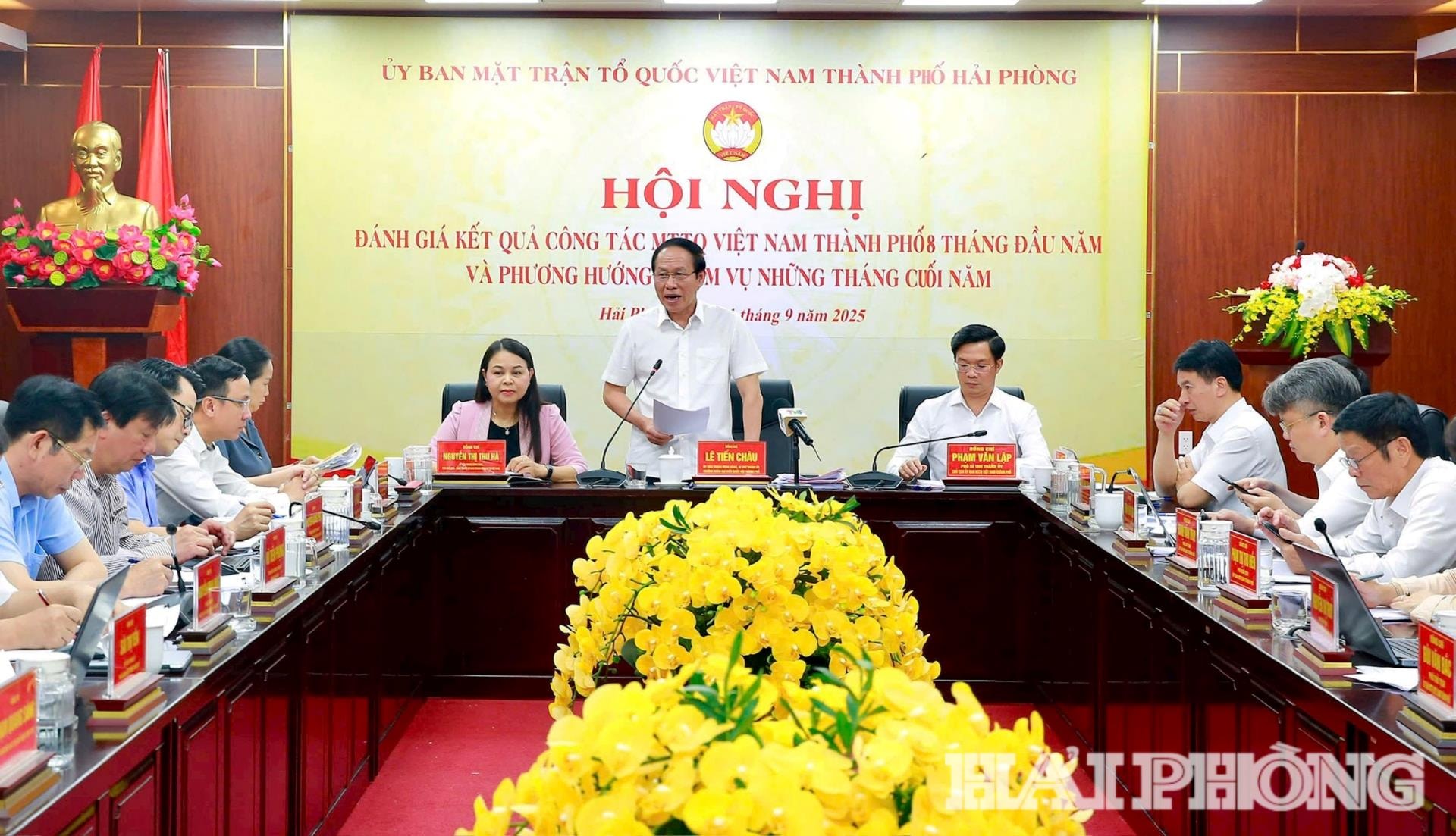 Đồng chí Lê Tiến Châu, Ủy viên Trung ương Đảng, Bí thư Thành ủy, Trưởng Đoàn đại biểu Quốc hội thành phố Hải Phòng phát biểu tại hội nghị