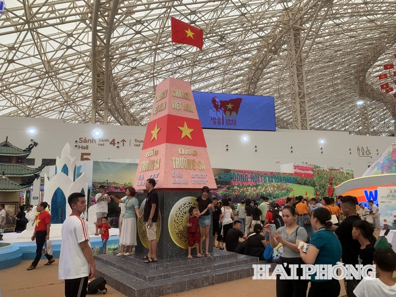 Os turistas gostam de fazer check-in no marco de Truong Sa no estande de Khanh Hoa.