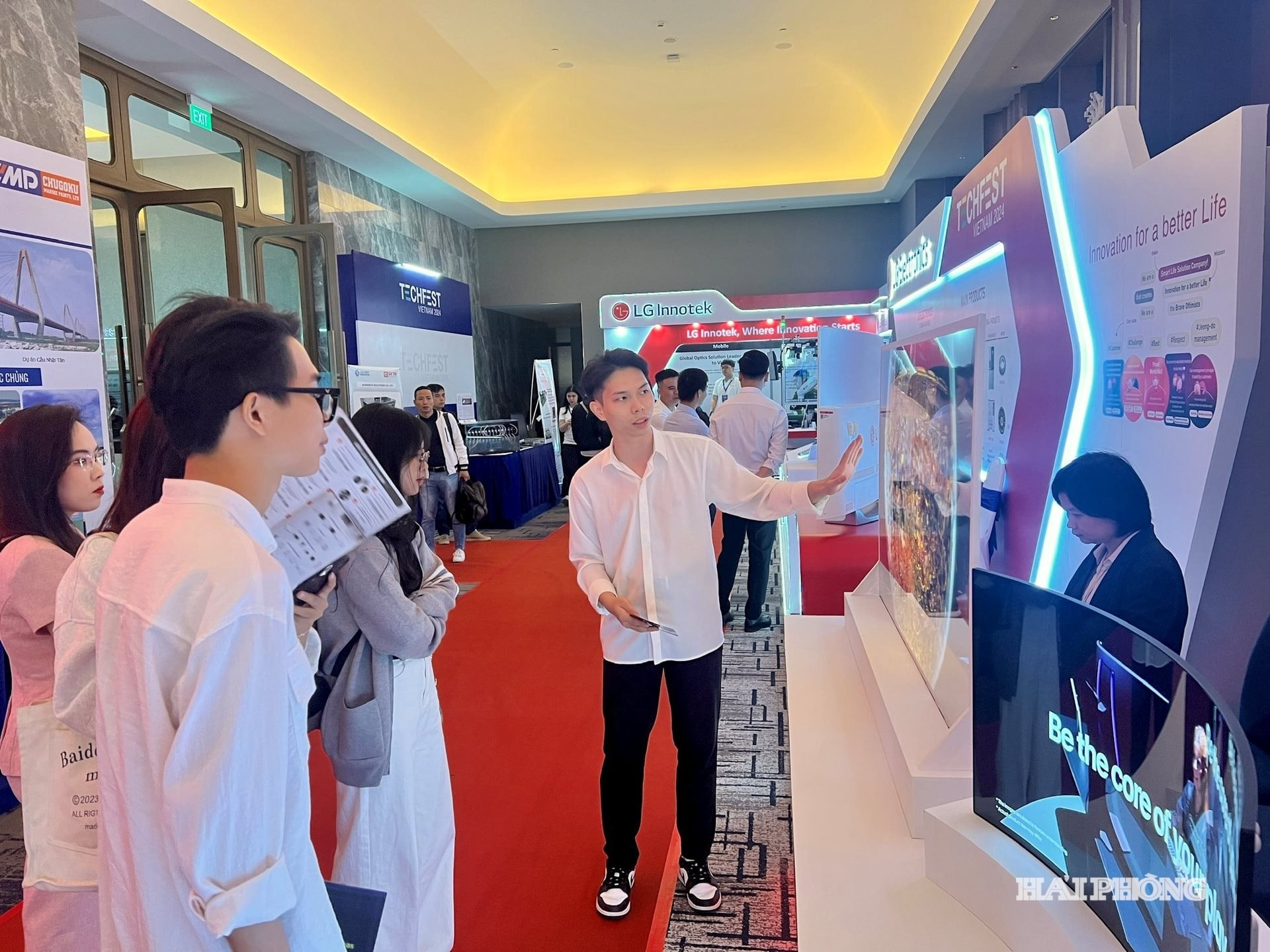 Các đại biểu tham quan các gian trưng bày các sản phẩm, giải pháp công nghệ tại Techfest Việt Nam 2024 tổ chức tại Hải Phòng (Ảnh tư liệu).