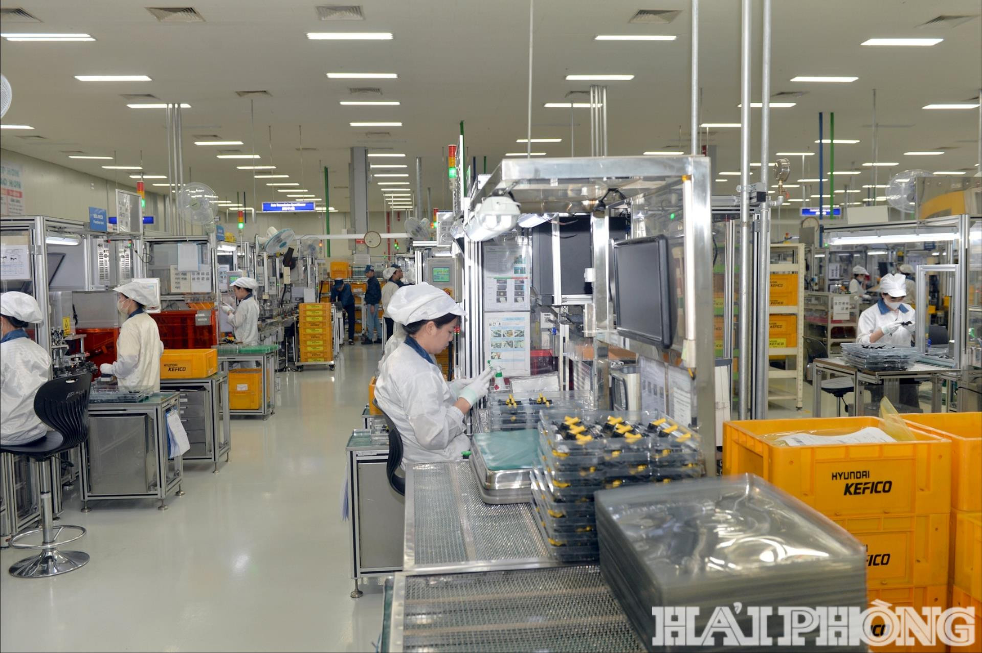 Công nhân Công ty TNHH Hyundai Kafico Việt Nam trên dây chuyền sản xuất