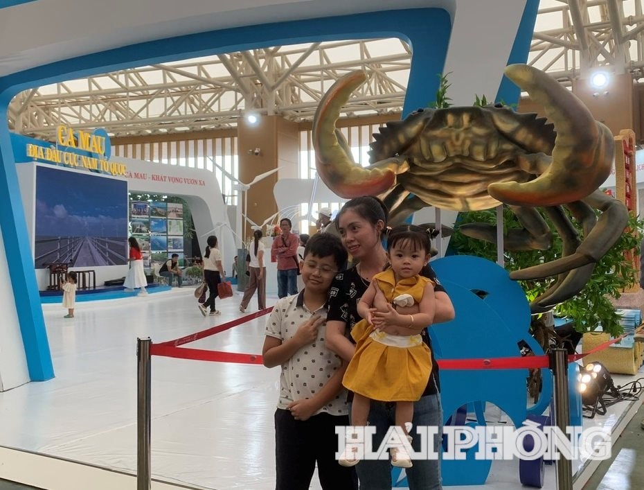 A área de Ca Mau impressiona com frutos do mar, indústria do sal e muitas marcas associadas ao mar.
