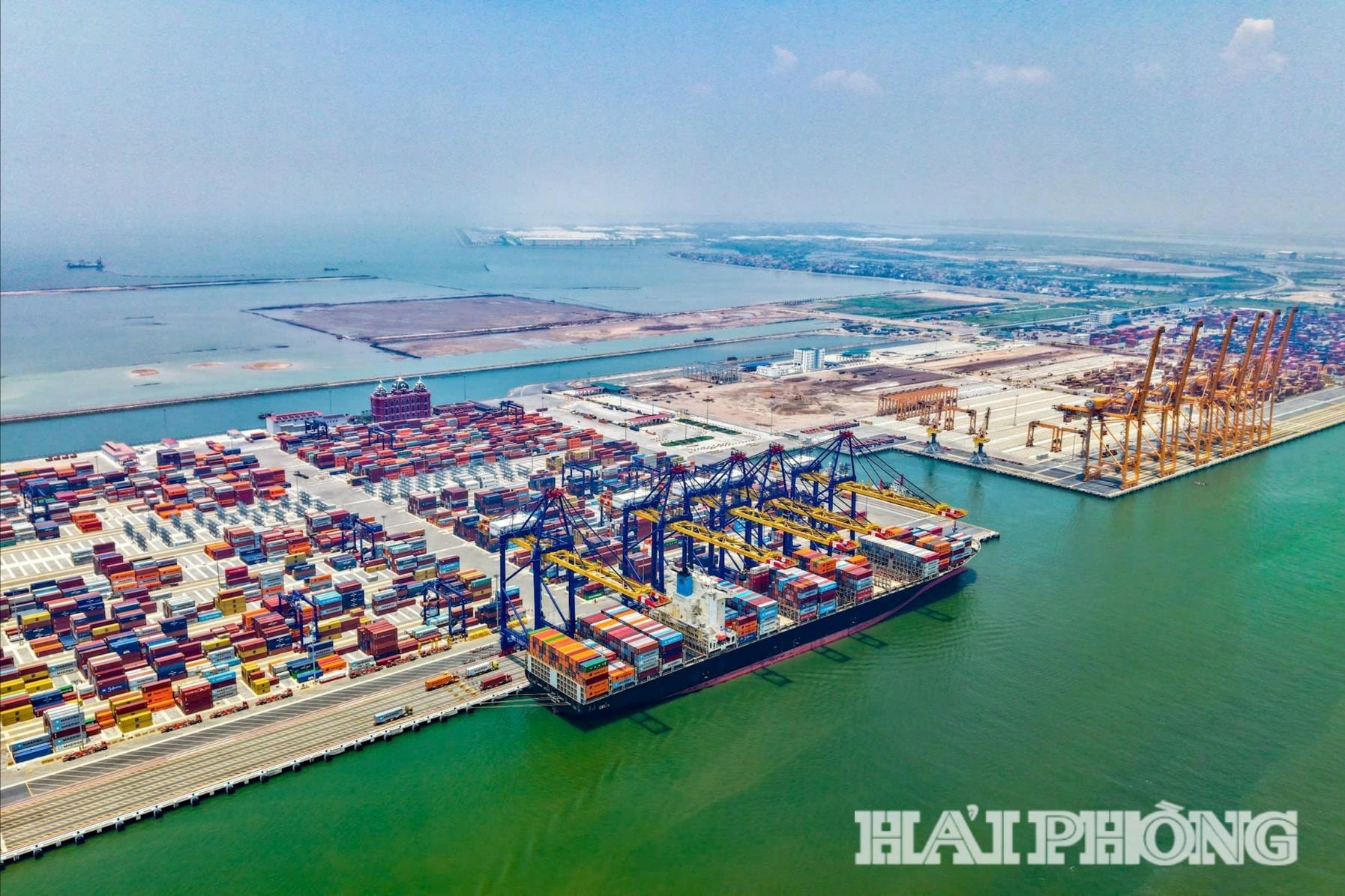 Sản lượng hàng hóa thông qua khu bến cảng Lạch Huyện trong 8 tháng năm 2025 đạt 1,45 triệu TEU.