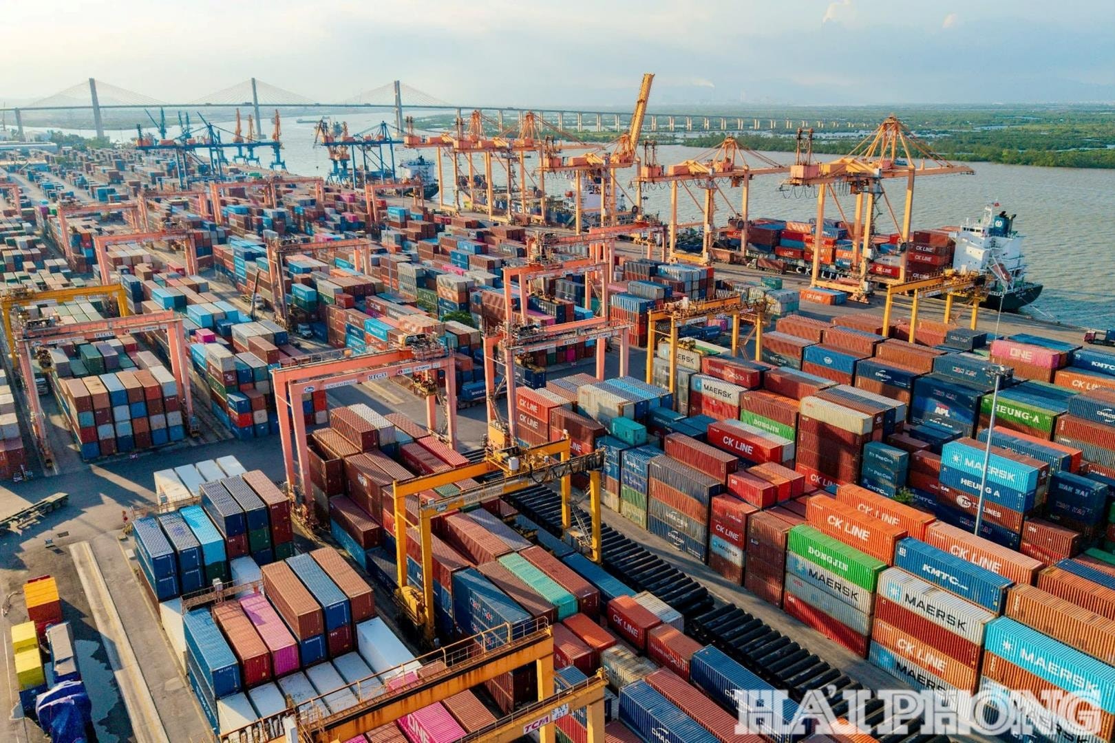 Hàng hóa được xếp dỡ tại cảng biển Hải Phòng.