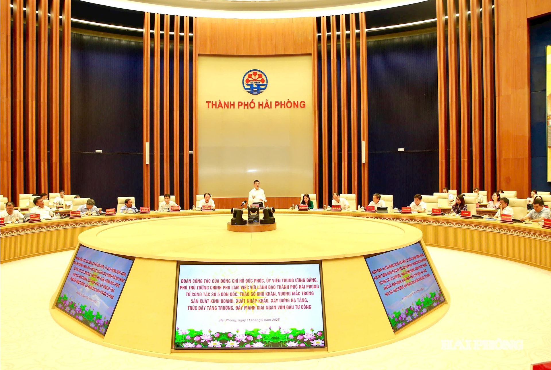 Ảnh báo in trang 1: Đồng chí Hồ Đức Phớc, Ủy viên Trung ương Đảng, Phó hủ tướng Chính phủ, Tổ trưởng Tổ công tác số 5 của Chính phủ phát biểu tại cuộc làm việc với Hải Phòng. Ảnh: Duy Thính