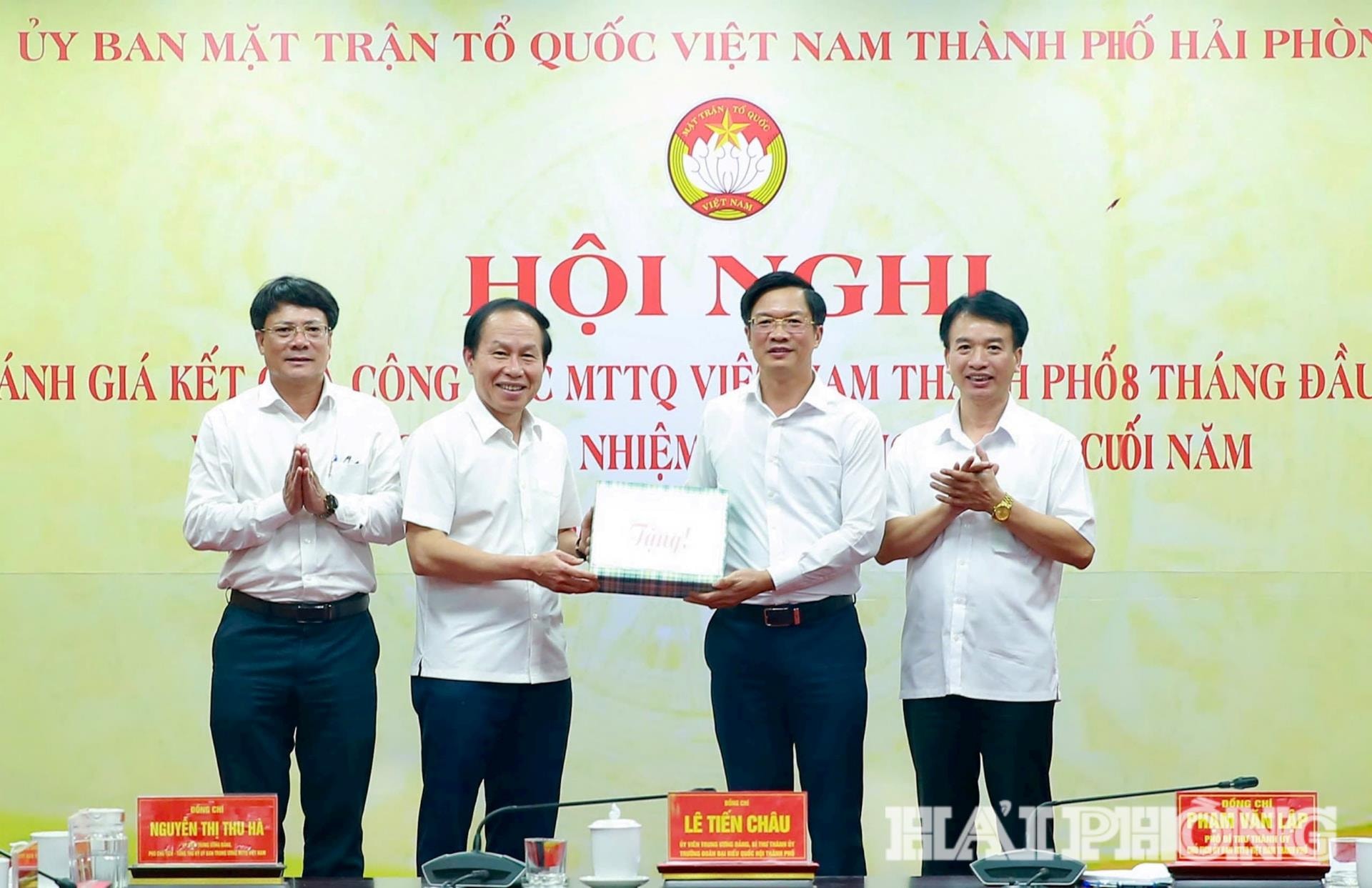 Đồng chí Lê Tiến Châu, Ủy viên Trung ương Đảng, Bí thư Thành ủy, Trưởng đoàn Đại biểu Quốc hội thành phố Hải Phòng tặng quà Ủy ban MTTQ Việt Nam thành phố.