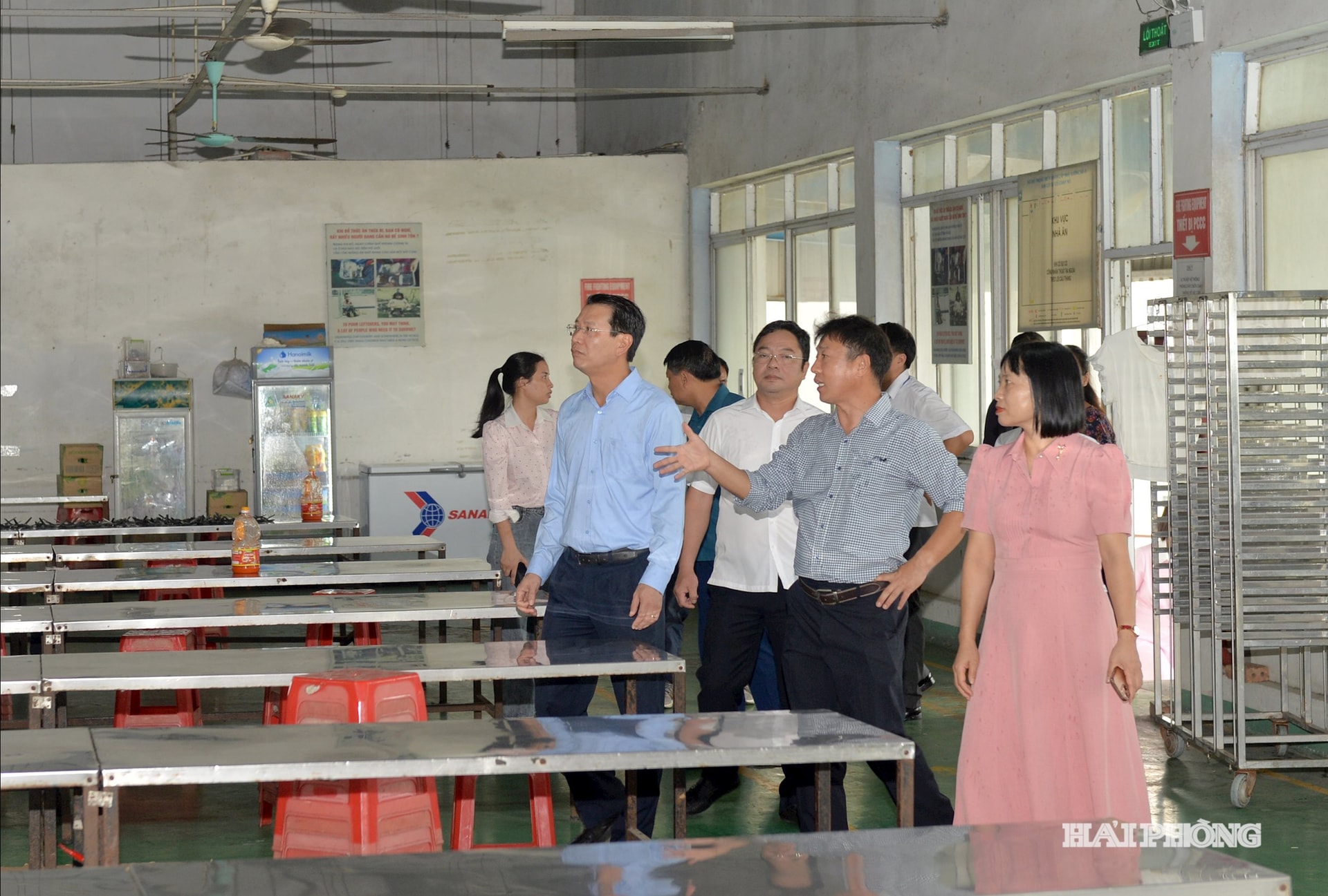 Đoàn công tác kiểm tra khu vực nhà ăn của công nhân Công ty TNHH Namyang Delta