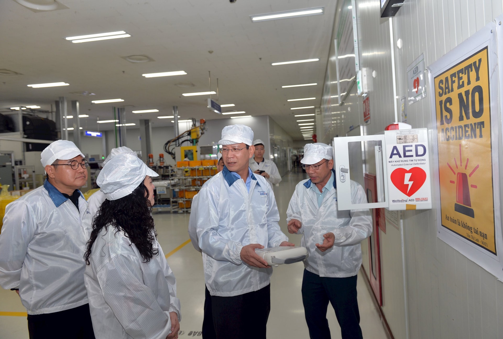 Đồng chí Bùi Đức Quang, Phó chủ tịch HĐND thành phố và các thành viên trong đoàn tham quan khu vực sản xuất tại Công ty TNHH Hyundai Kefico Việt Nam