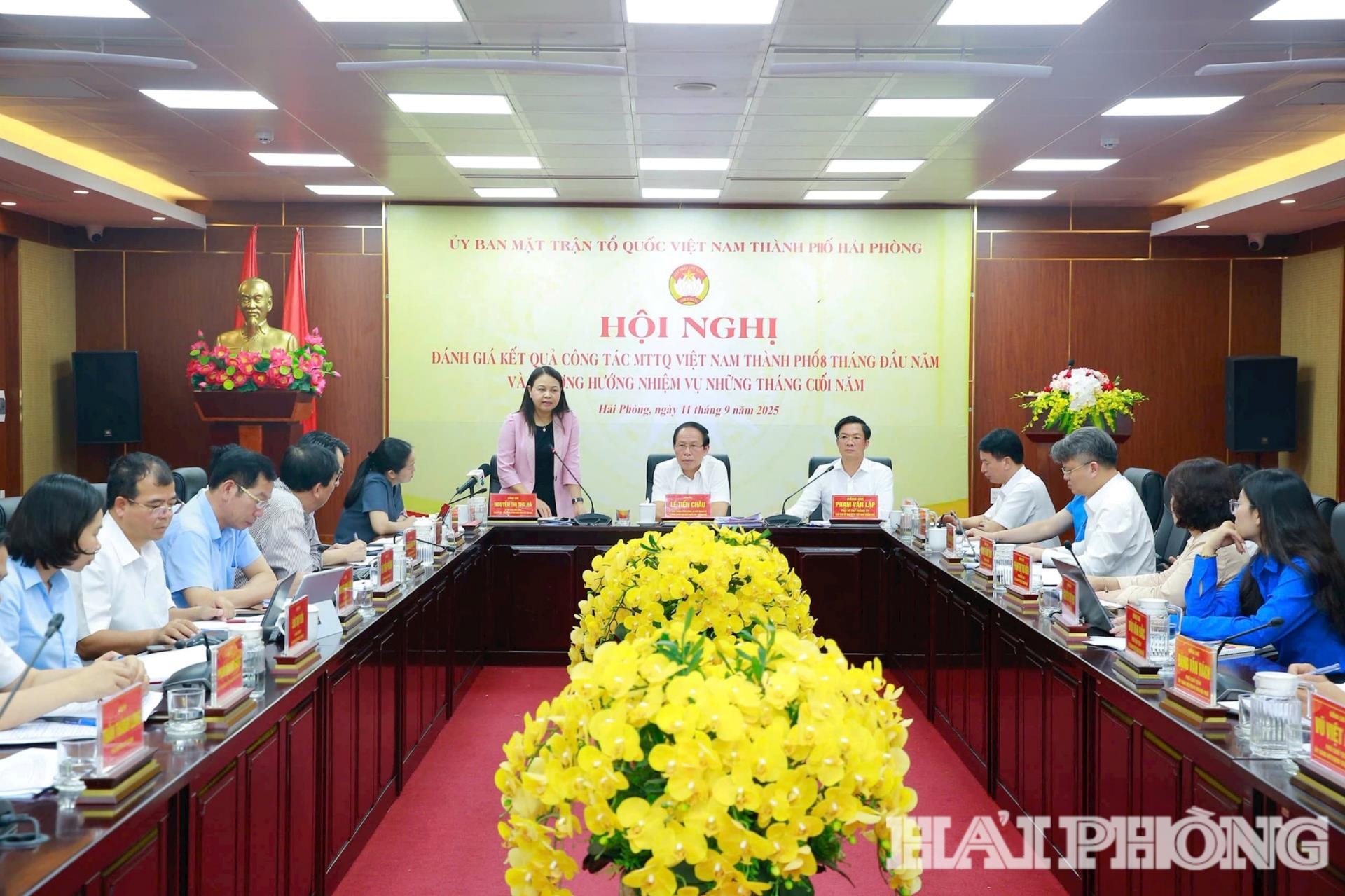 Đồng chí Nguyễn Thị Thu Hà, Uỷ viên Trung ương Đảng, Phó Chủ tịch, Tổng thư ký Trung ương MTTQ Việt Nam phát biểu tại hội nghị
