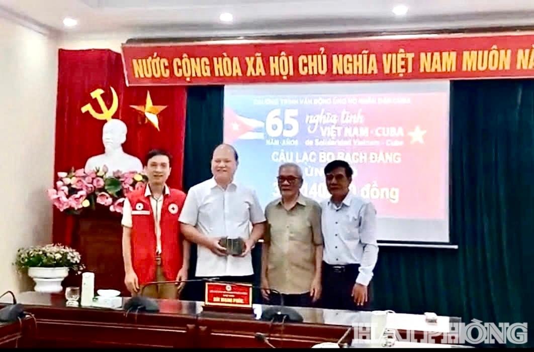 Đại diện Câu lạc bộ Bạch Đằng tHải Phòng trao số tiền ủng hộ hơn 392 triệu đồng, do các hội viên câu lạc bộ quyên góp. Ảnh: MINH PHƯƠNG