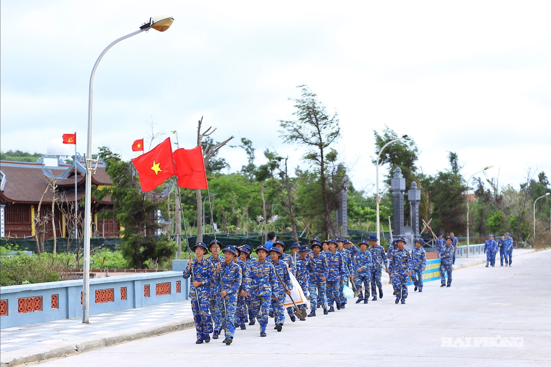Đây cũng là nơi đóng quân của nhiều lực lượng quân đội n như hải quân, biên phòng... góp phần giữ gìn an ninh, trật tự và bảo vệ chủ quyền vùng biển đảo phía Bắc.