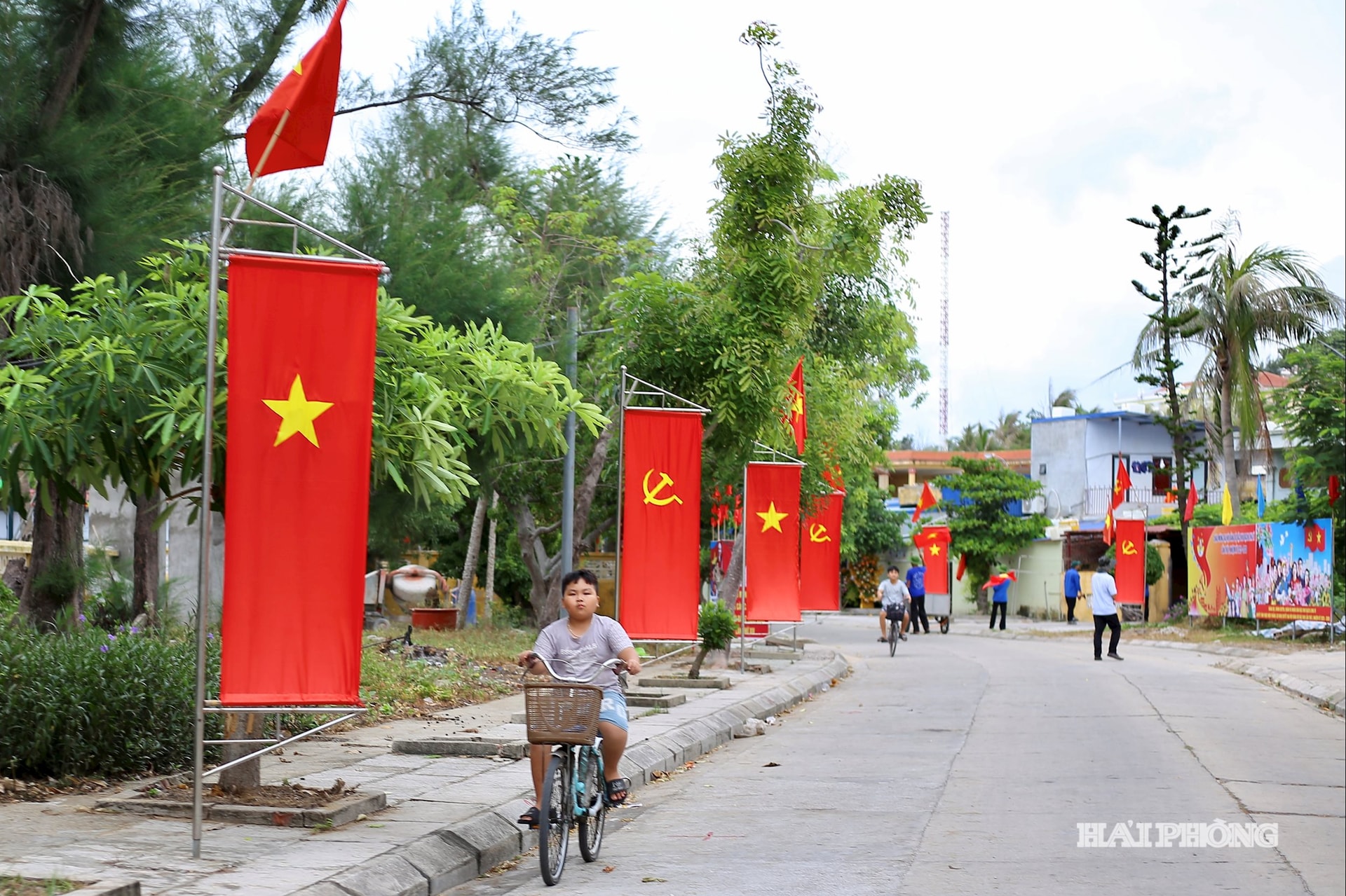 Thời gian di chuyển bằng tàu từ đất liền ra đặc khu Bạch Long Vĩ là hơn 6 giờ. Trong ảnh: Những tuyến đường rợp cờ hoa tại đặc khu Bạch Long Vĩ dịp kỷ niệm 80 năm Cách mạng tháng Tám và Quốc khánh 2/9, chào mừng Đại hội Đảng bộ thành phố.