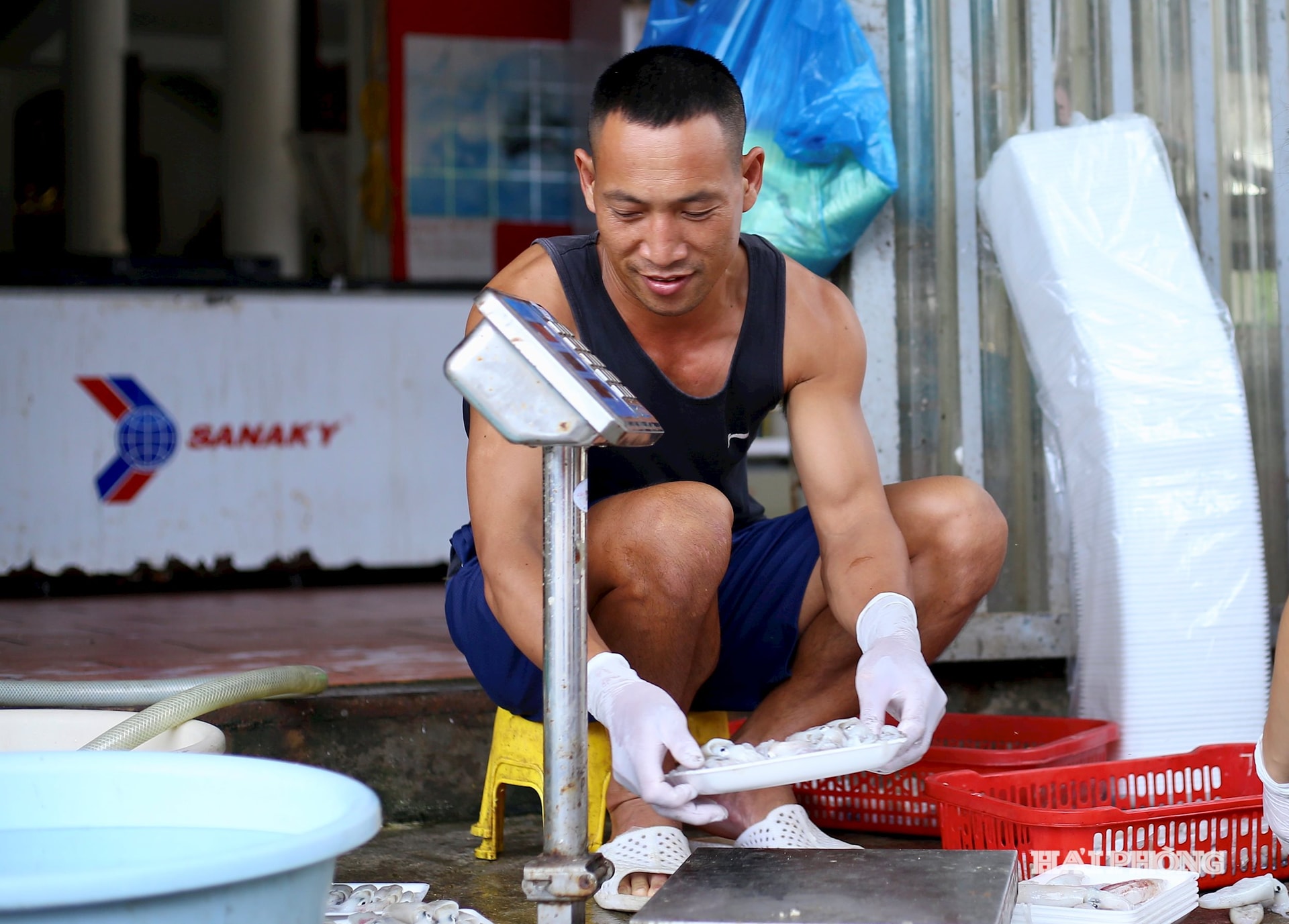 Điện, nước đầy đủ giúp người dân mở rộng kinh tế biển, đầu tư tủ cấp đông, ổn định cuộc sống, đỡ vất v.