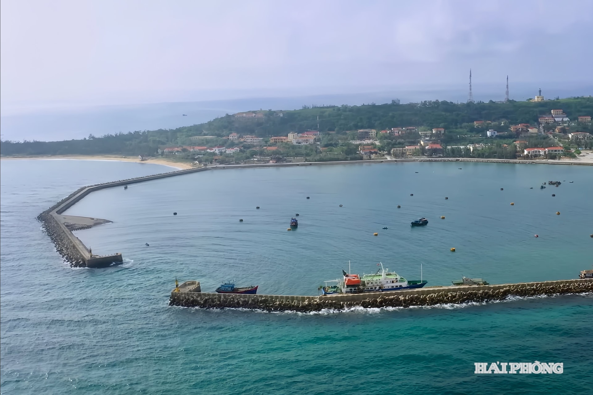 Nằm cách đất liền Hải Phòng hơn 110 km, Bạch Long Vĩ (có nghĩa là 