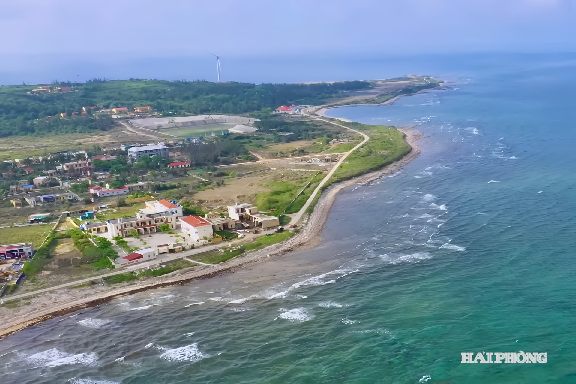 Những con sóng bạc đầu ôm lấy bờ đá, nơi từng chỉ có cát trắng và xương rồng, nay đã trở thành điểm tựa tiền tiêu nơi đầu sóng của Tổ quốc.
