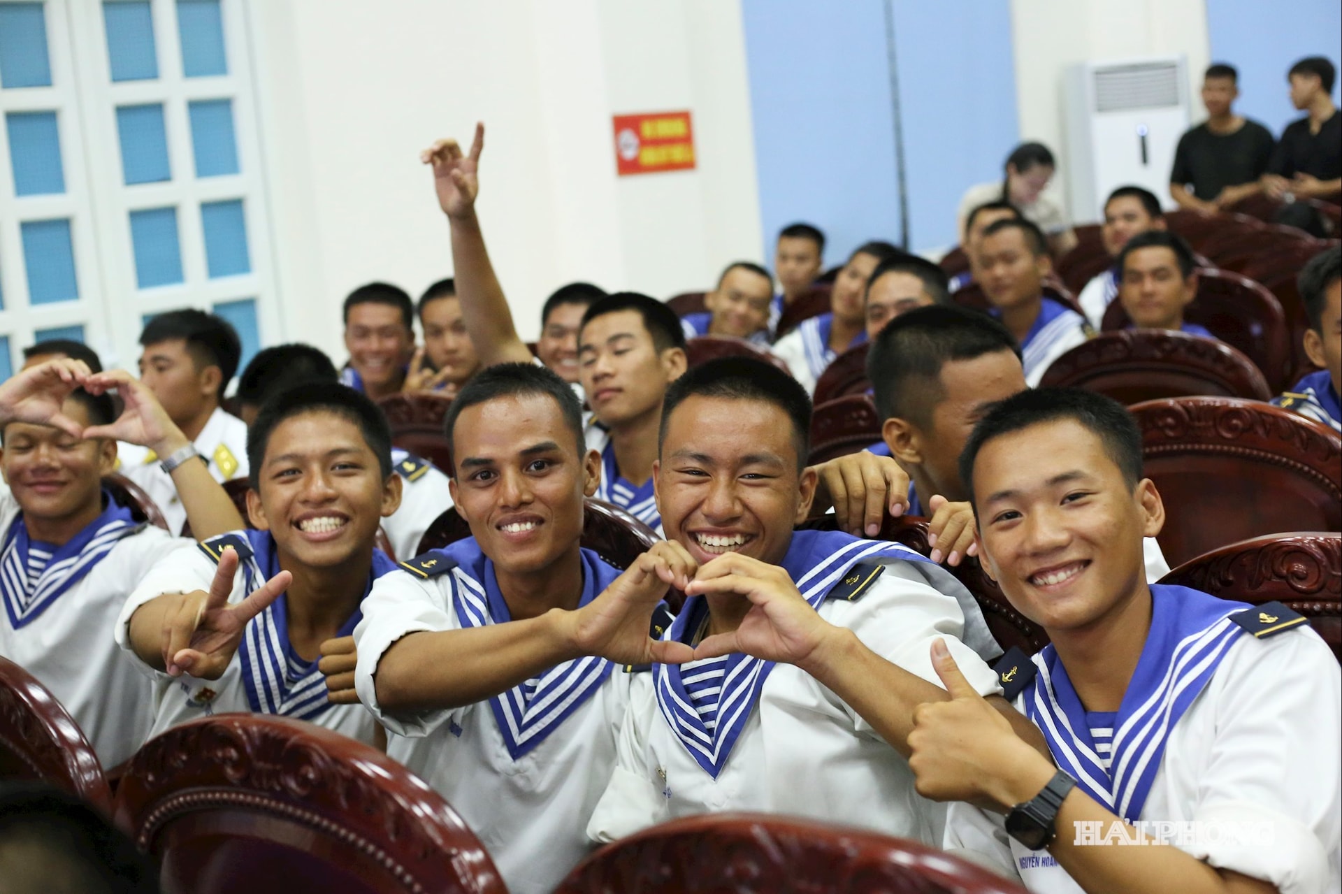 Nụ cười của những chiến sĩ nơi đảo xa.