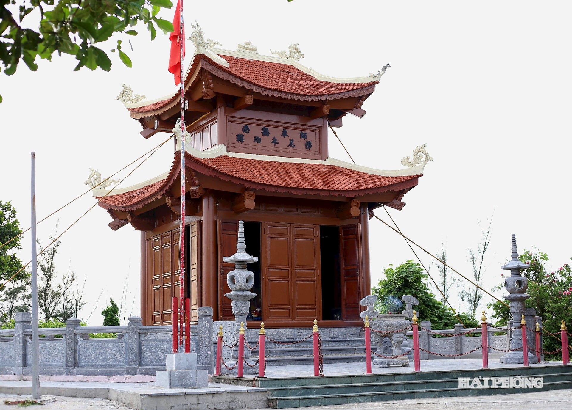 Lầu Phật tọa lạc trên đỉnh Bạch Long, thờ Đức Phật Thích Ca Mâu Ni. Lầu Phật được khởi công xây dựng năm 2012 từ nguồn kinh phí cung tiến của các nhà hảo tâm. Lầu Phật được làm bằng hoàn toàn gỗ lim, cao hơn 7 m.