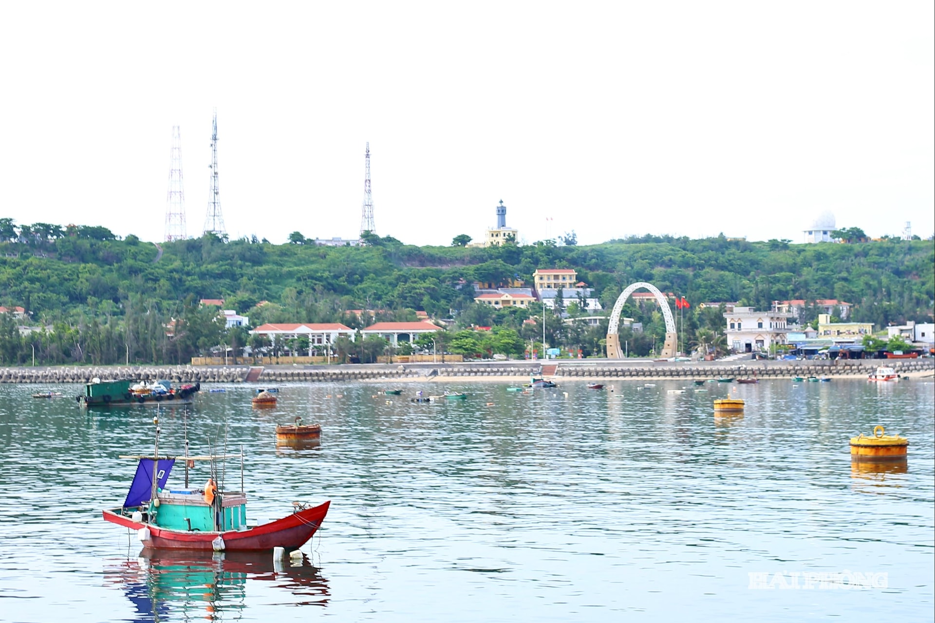 Từ năm 2001, Bạch Long Vĩ bắt đầu sôi động khi âu cảng sức chứa 100 tàu thuyền được khánh thành. Đây cũng là chỗ dựa để ngư dân yên tâm đánh bắt cá xa bờ, vào tránh trú bão, làm hàng.