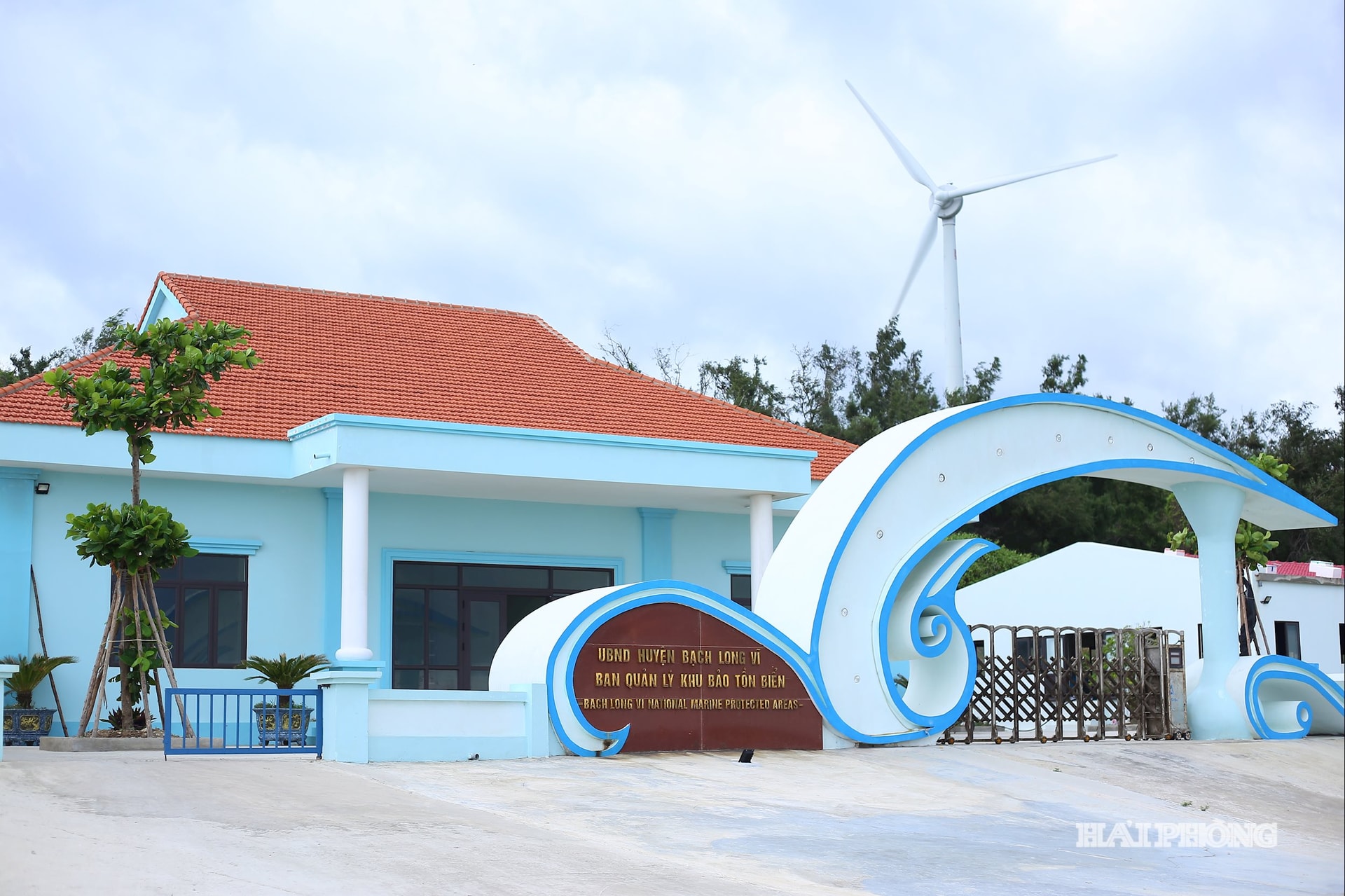 Đặc khu Bạch Long Vĩ được thành lập trên cơ sở chuyển nguyên trạng huyện đảo Bạch Long Vĩ với diện tích tự nhiên 2,33 km 2, quy mô dân số gần 700 người. Nơi đặt trụ sở làm việc của đặc khu Bạch Long Vĩ là trụ sở huyện Bạch Long Vĩ trước đây.