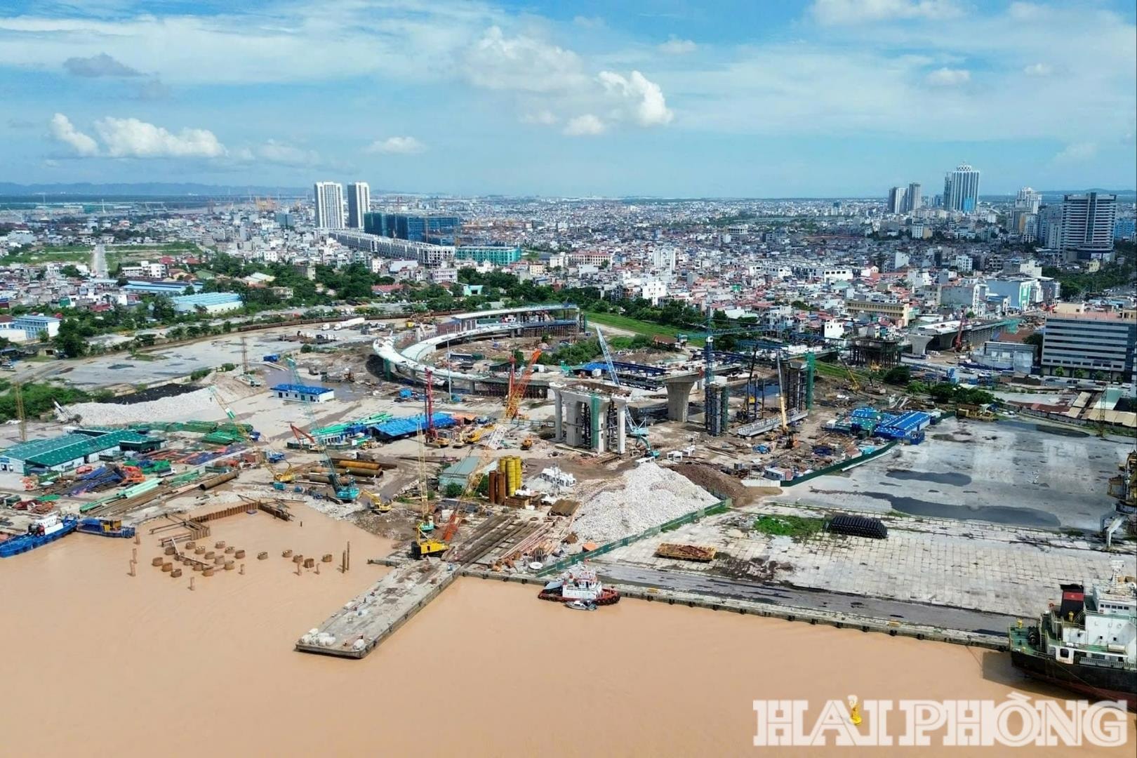 Cầu Nguyễn Trãi đang d khẩn trương thi công