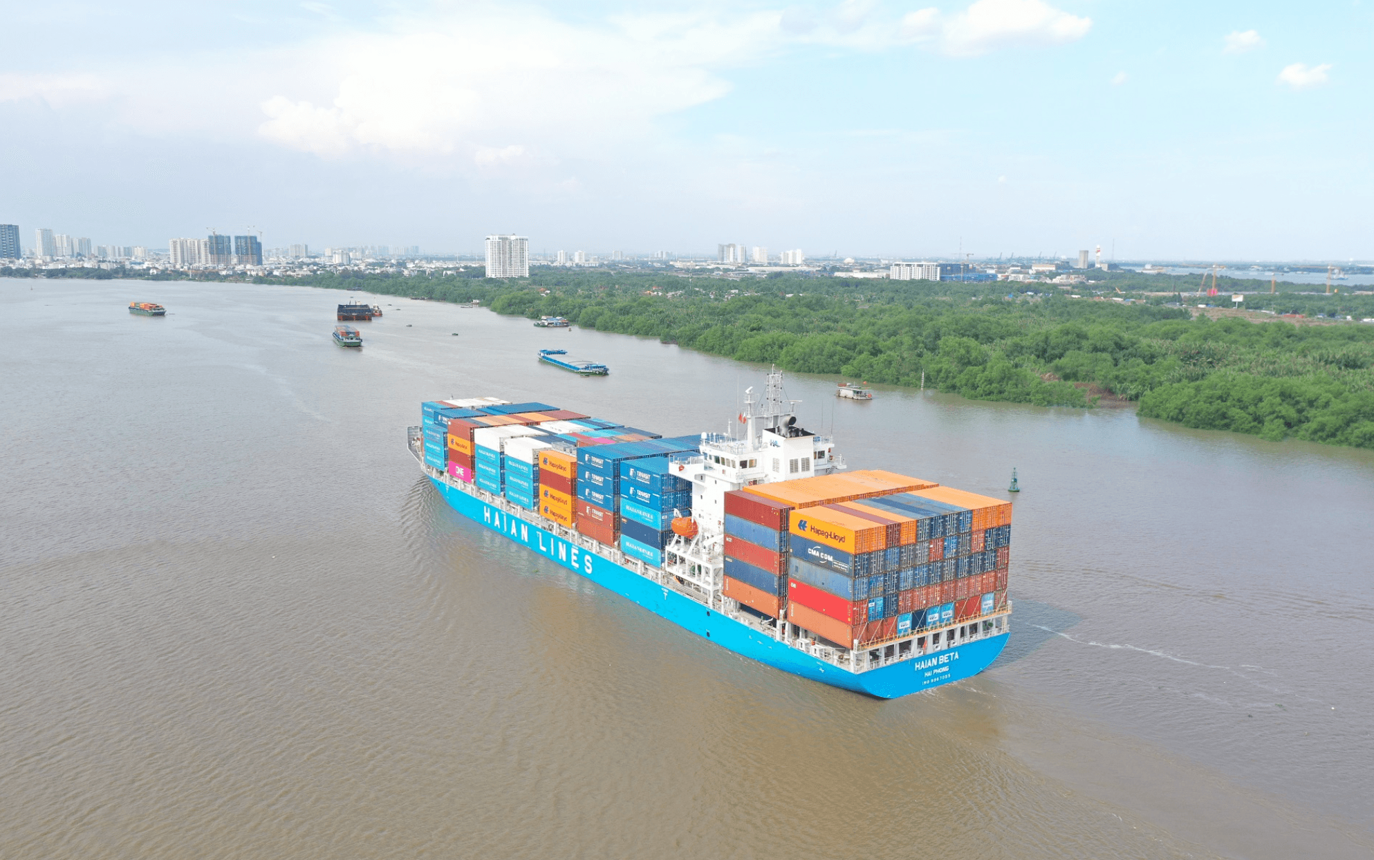 Với các mặt hàng siêu trường, siêu trọng như: than, xi măng, clinker hay container, thì đường thủy có nhiều lợi thế.