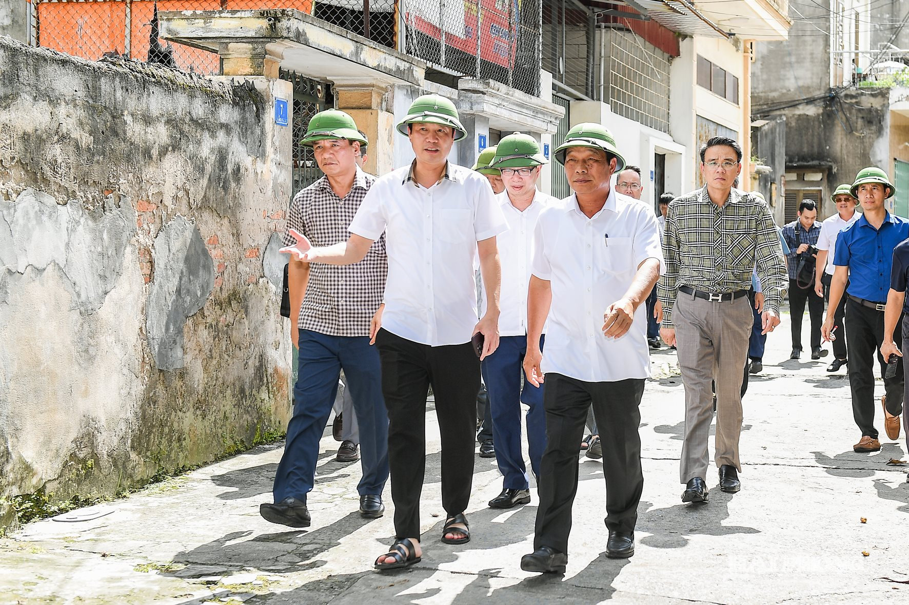 Đồng chí Lê Văn Hiệu, Chủ tịch HĐND thành phố khảo sát thực tế việc chậm cấp giấy chứng nhận quyền sử dụng đất ngõ 22 Chương Dương, phường Lê Thanh Nghị