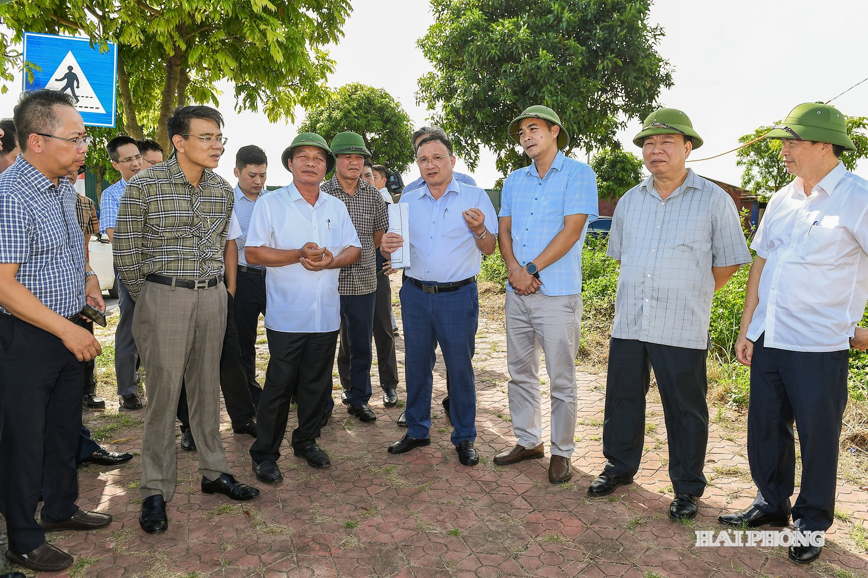 Chủ tịch HĐND thành phố Lê Văn Hiệu và thành viên Đoàn giám sát trao đổi vấn đề cử tri kiến nghị về việc chậm cấp giấy chứng nhận quyền sử dụng đất với đại diện Công ty cổ phần Bất động sản Thành Đông