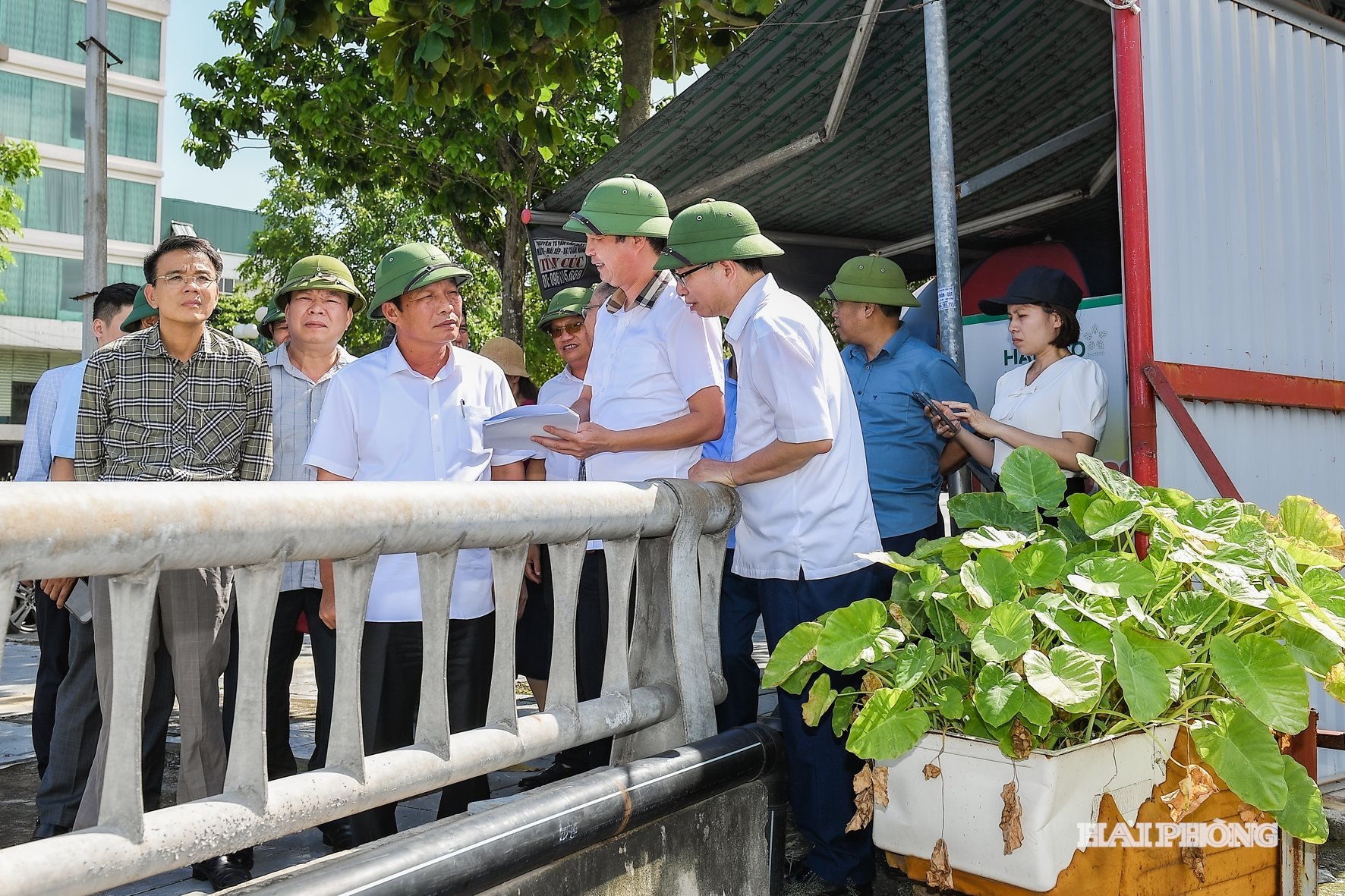 Đoàn giám sát kiểm tra việc triển khai dự án kênh T2, phường Lê Thanh Nghị