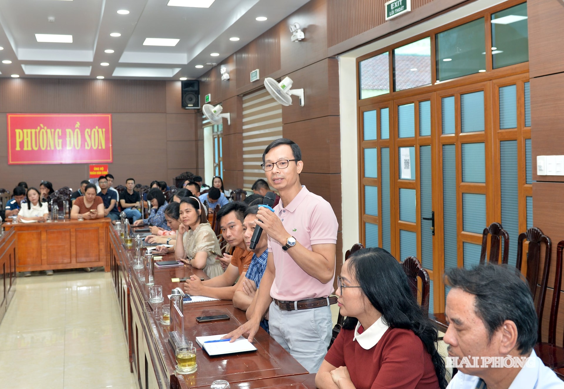 Các phóng viên đặt câu hỏi về các vấn đề an ninh trật tự, phát hành giấy mời, thương hiệu thịt châu chọi... với ban tổ chức