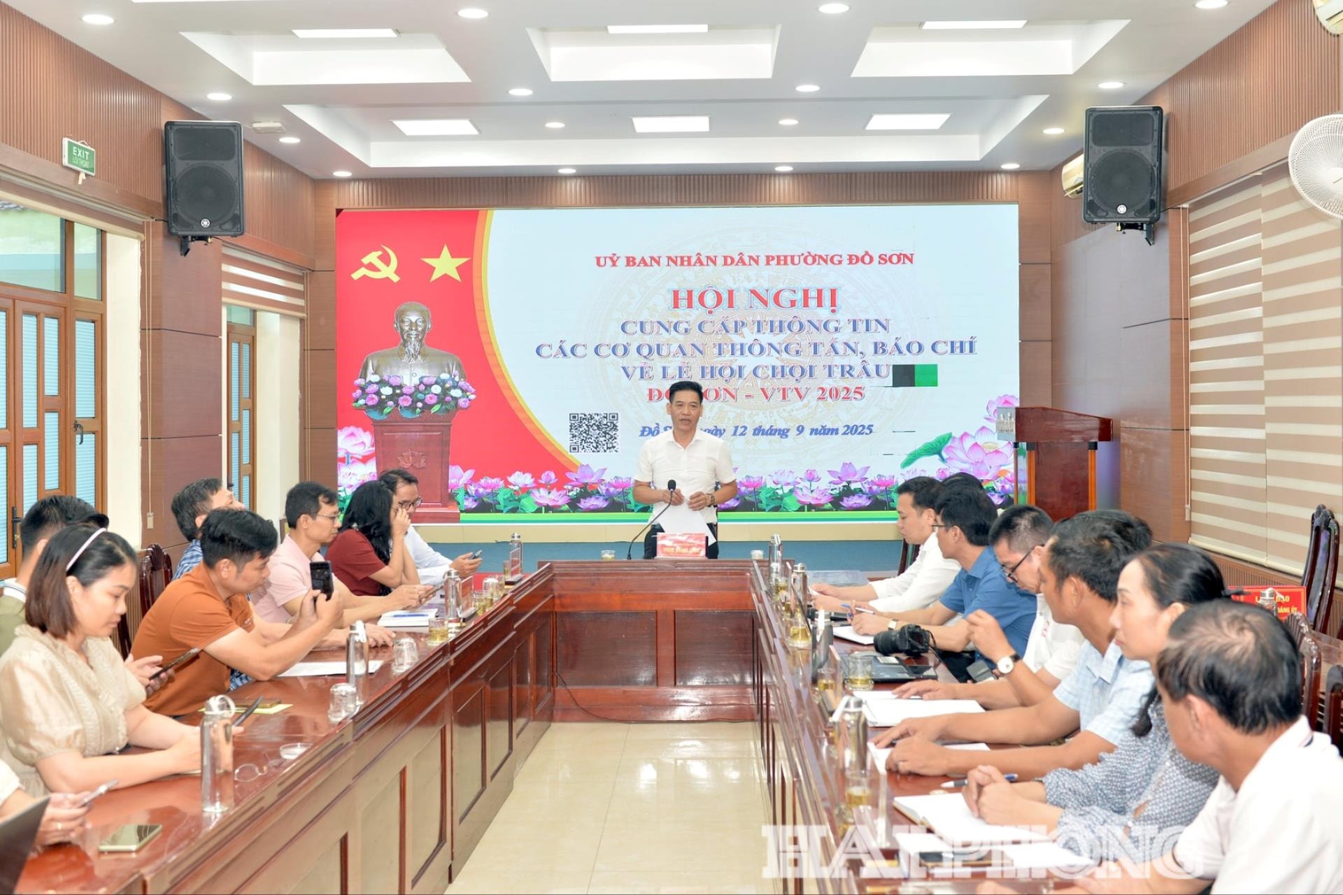 Đồng chí Phạm Hoàng Tuấn, Phó chủ tịch UBND phường Đồ Sơn, Trưởng Ban tổ chức thông tin về công tác chuẩn bị lễ hội chọi trâu Đồ Sơn