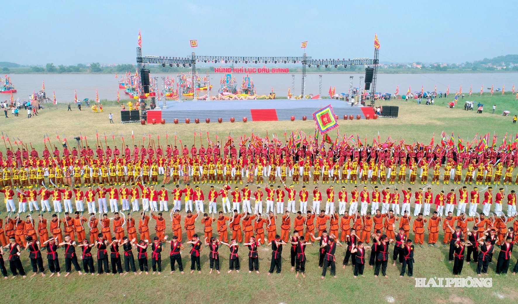 Tái hiện màn hội quân trên sông Lục Đầu tại lễ hội mùa thu Côn Sơn - Kiếp Bạc. Ảnh: THÀNH CHUNG