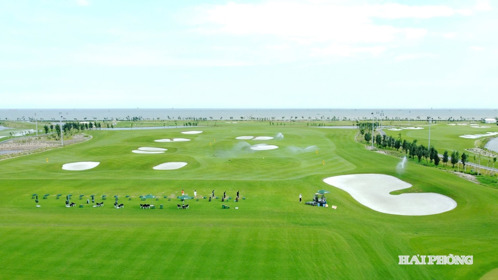 Sân Golf trên biển độc đáo tại khu du lịch quốc tế Đồi Rồng. Ảnh PHAN TUẤN