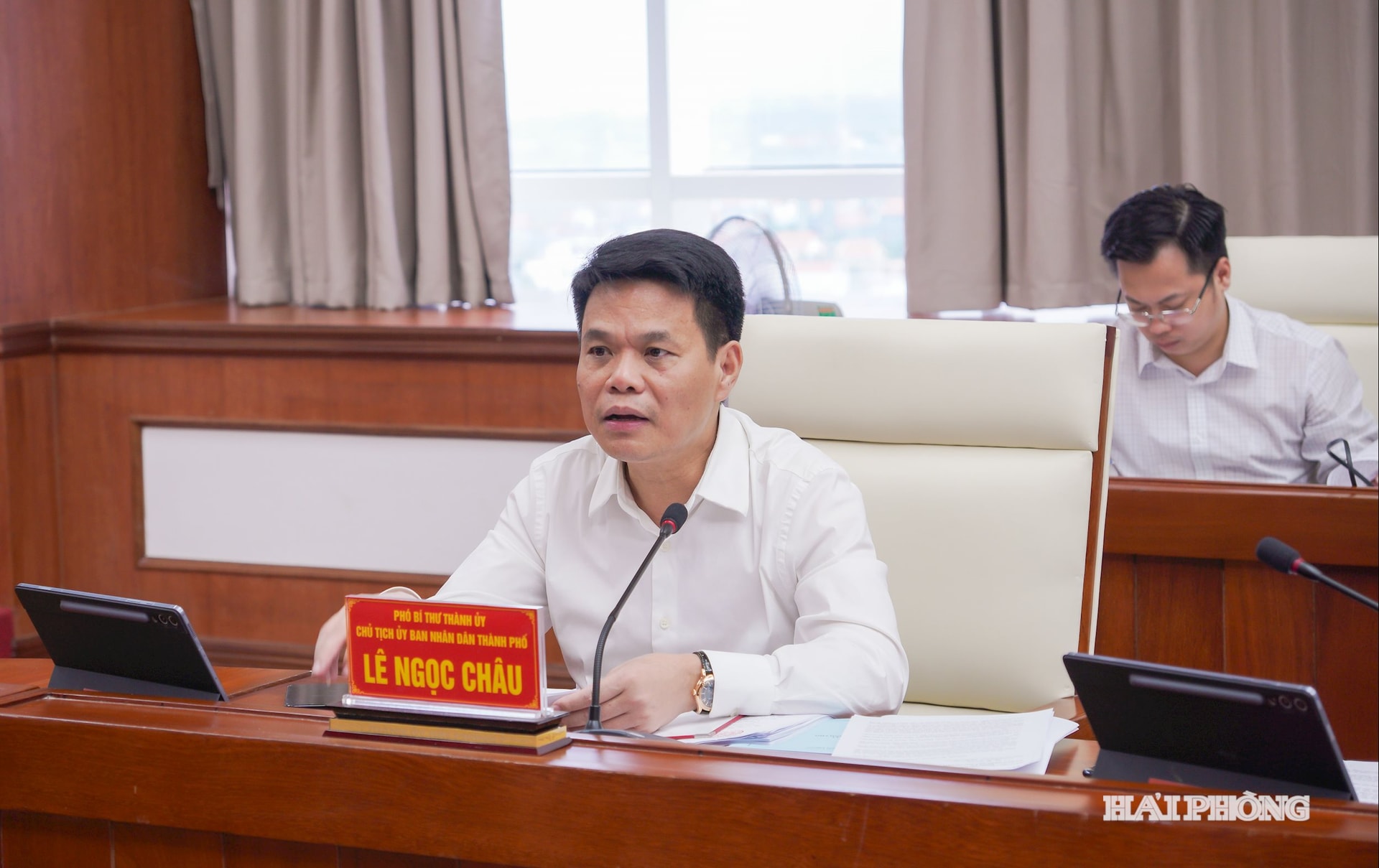 Đồng chí Lê Ngọc Châu, Phó Bí thư Thành ủy, Chủ tịch UBND thành phố phát biểu tại cuộc họp.