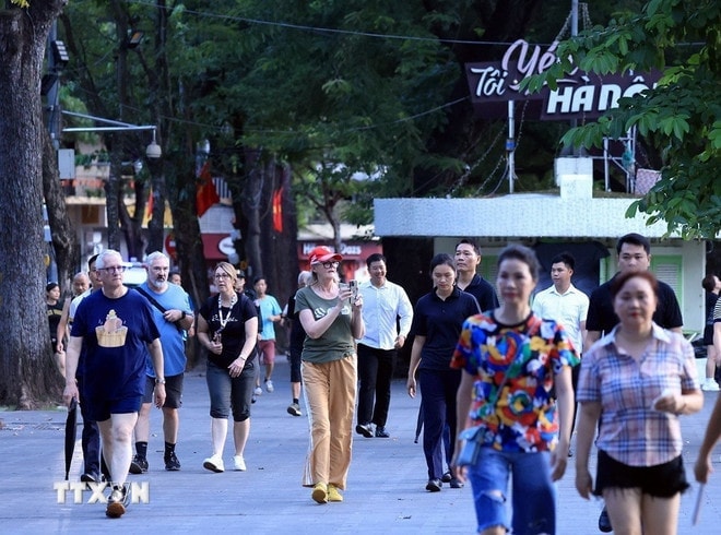 toan-quyen-australia-tan-bo-quanh-ho-hoan-kiem.jpg