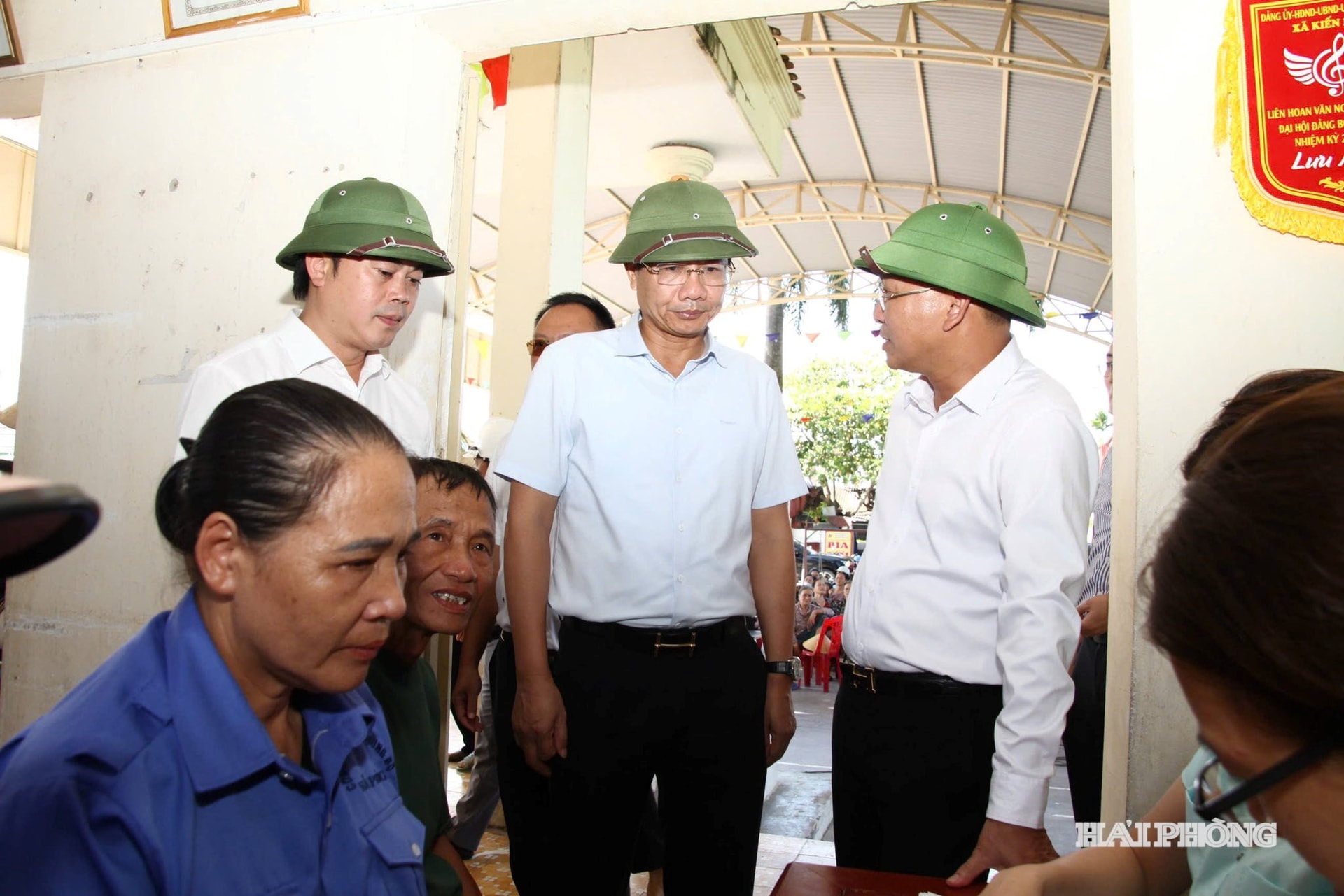 Phó chủ tịch Thường trực UBND thành phố Lê Anh Quân kiểm tra công tác chi trả tiền cho các hộ dân tại xã Kiến Hưng.