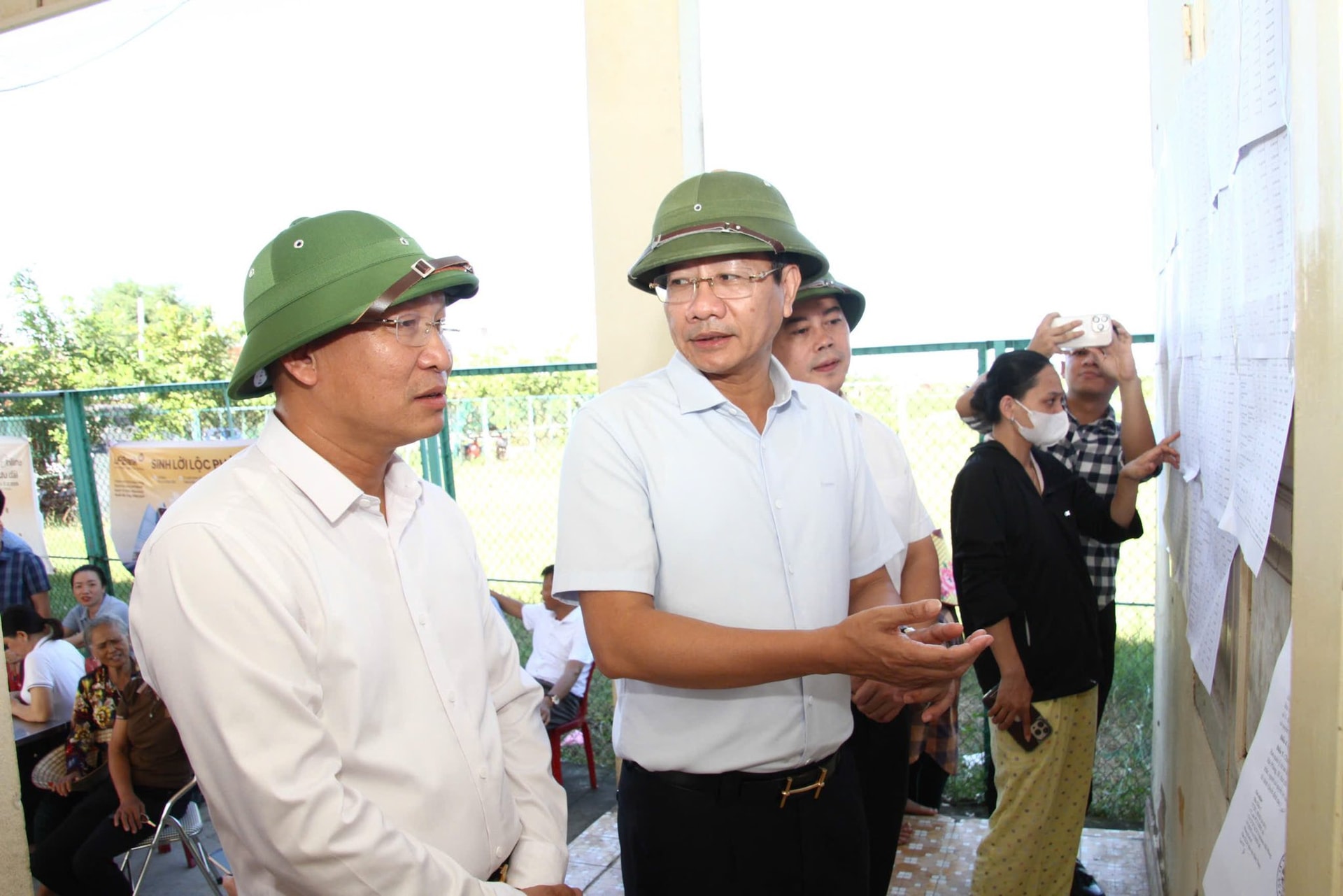 Phó chủ tịch Thường trực UBND thành phố Lê Anh Quân kiểm tra tiến độ giải phóng mặt bằng tại xã Kiến Hưng.