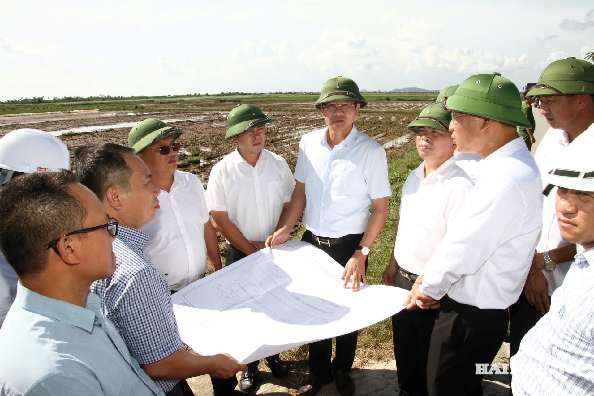 Ảnh trang 2: Phó chủ tịch Thường trực UBND thành phố Lê Anh Quân kiểm tra thực địa khu vực khởi công Nhà máy điện khí LNG tại KCN Tân Trào. Ảnh: Vân Nga