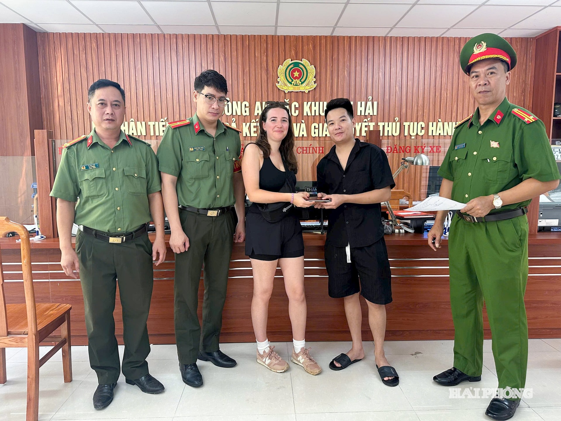 Công an đặc khu Cát Hải phối hợp cùng anh Đoàn Văn Quý tổ chức trao trả tài sản cho du khách người Pha.