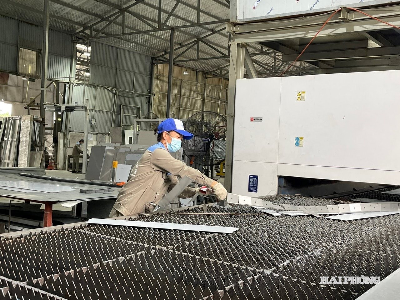 Công nhân Công ty CP Sản xuất thương mại CNC Gia Nghĩa tham gia dây chuyền sản xuất thép.