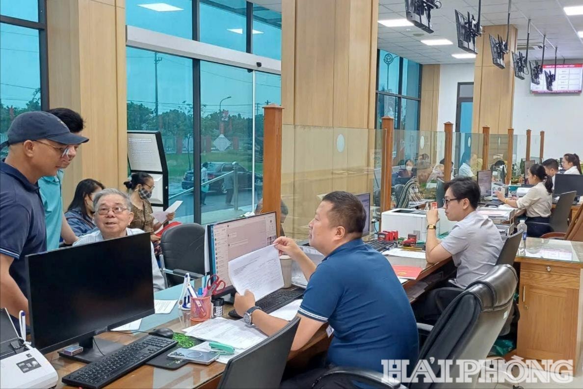 Cán bộ, công chức Trung tâm Phục vụ hành chính công phường Việt Hòa hỗ trợ người dân giải quyết hồ sơ thủ tục hành chính.