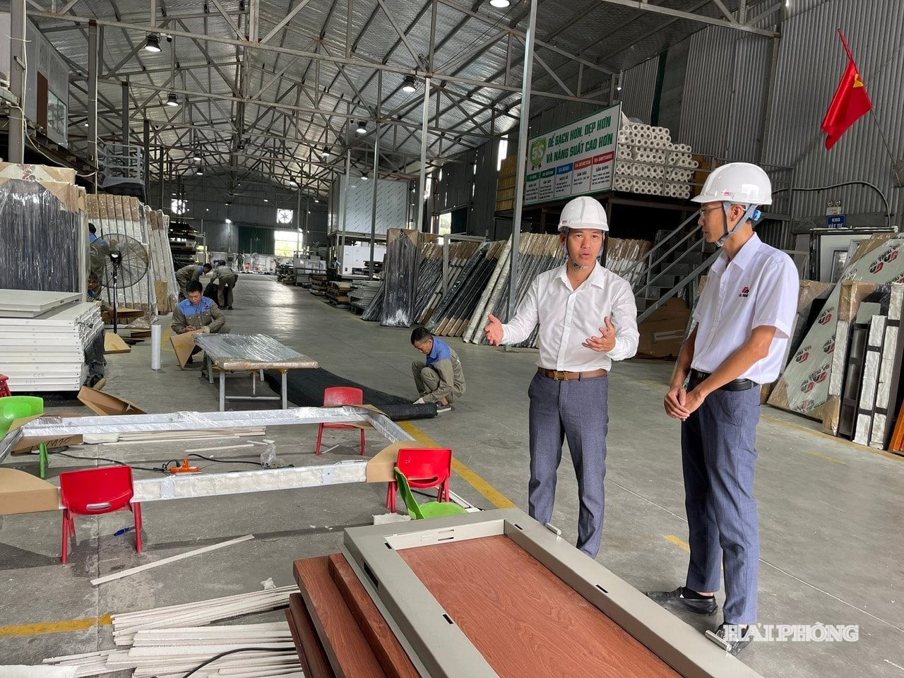 Ban giám đốc Công ty CP sản xuất thương mại CNC Gia Nghĩa trao đổi về giải pháp cải tiến quy trình sản xuất để mở rộng chuỗi cung ứng.