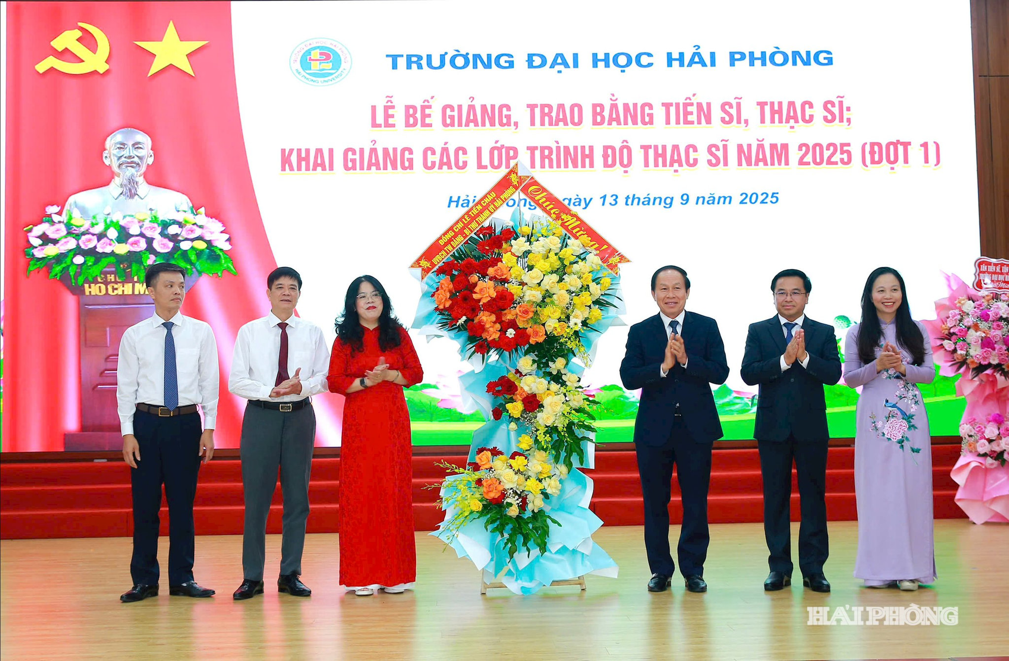 Đồng chí Lê Tiến Châu, Bí thư Thành ủy tặng hoa chúc mừng Trường Đại học Hải Phòng