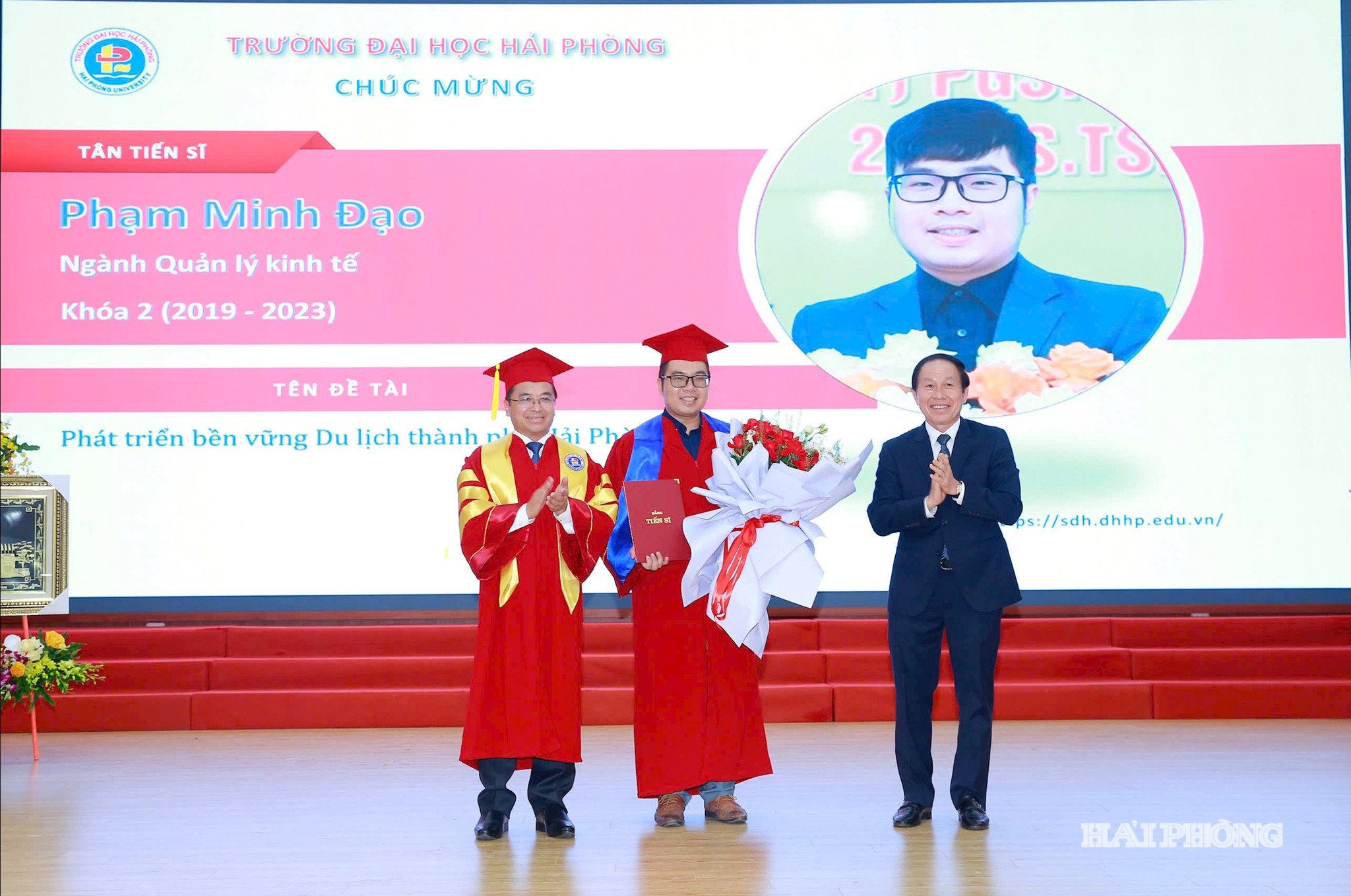 Đồng chí Bí thư Thành ủy Lê Tiến Châu và lãnh đạo nhà trường trao bằng tiến sĩ cho tân tiến sĩ