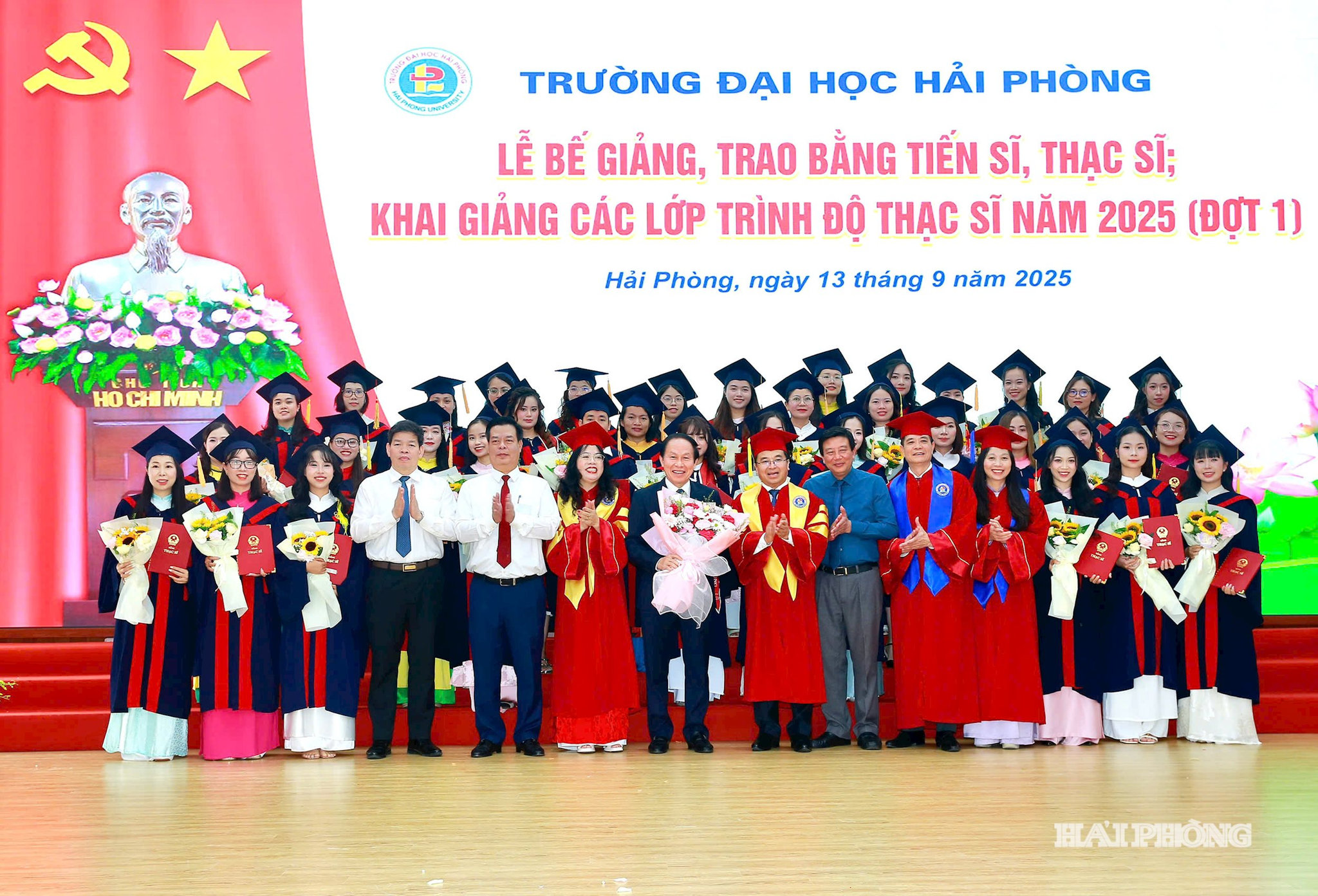 Đồng chí Bí thư Thành ủy và các đồng chí lãnh đạo chúc mừng các tân thạc sĩ