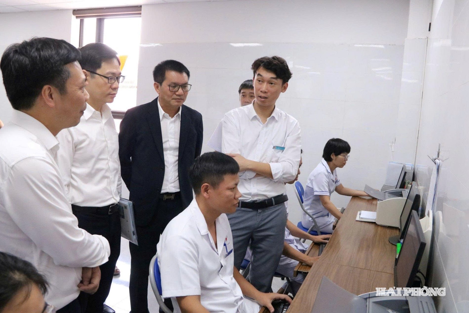 Các đại biểu tham quan một số khoa, phòng đang triển khai hệ thống hồ sơ bệnh án điện tử