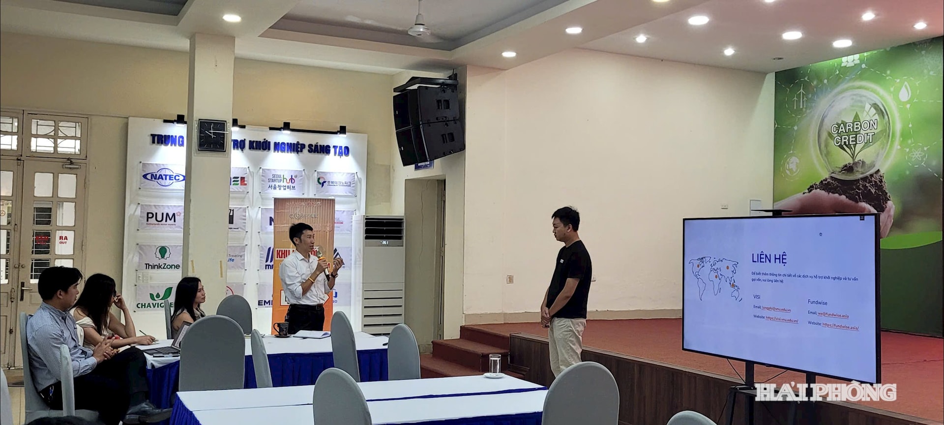 Các startup trao đổi, thảo luận, góp ý về dự án