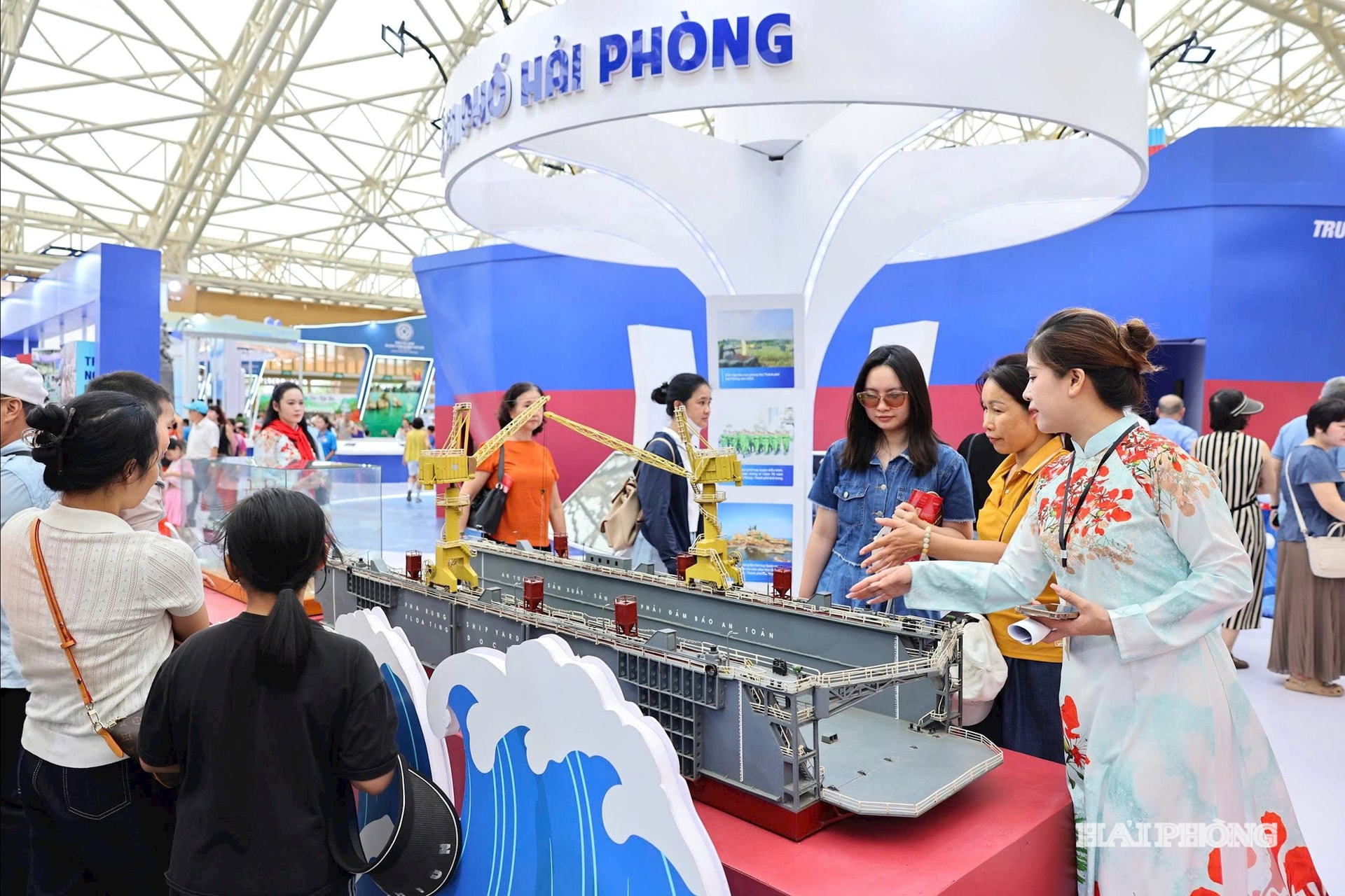 មគ្គុទ្ទេសក៍ទេសចរណ៍ Hai Phong ណែនាំភ្ញៀវទេសចរទៅកាន់កន្លែងតាំងពិពណ៌របស់ទីក្រុងនៅឯពិព័រណ៍សមិទ្ធិផលជាតិ។