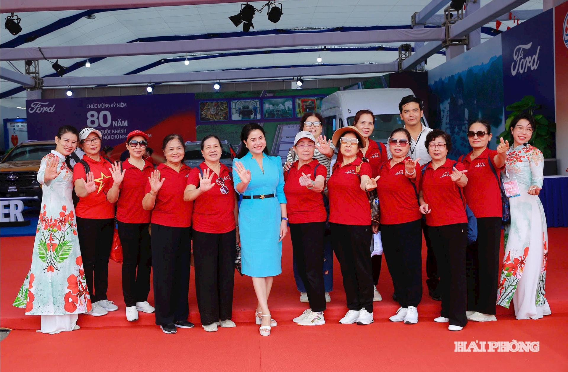 មគ្គុទ្ទេសក៍ទេសចរណ៍ Hai Phong ចូលរួមជាមួយគណៈប្រតិភូមកទស្សនាការតាំងពិព័រណ៍។