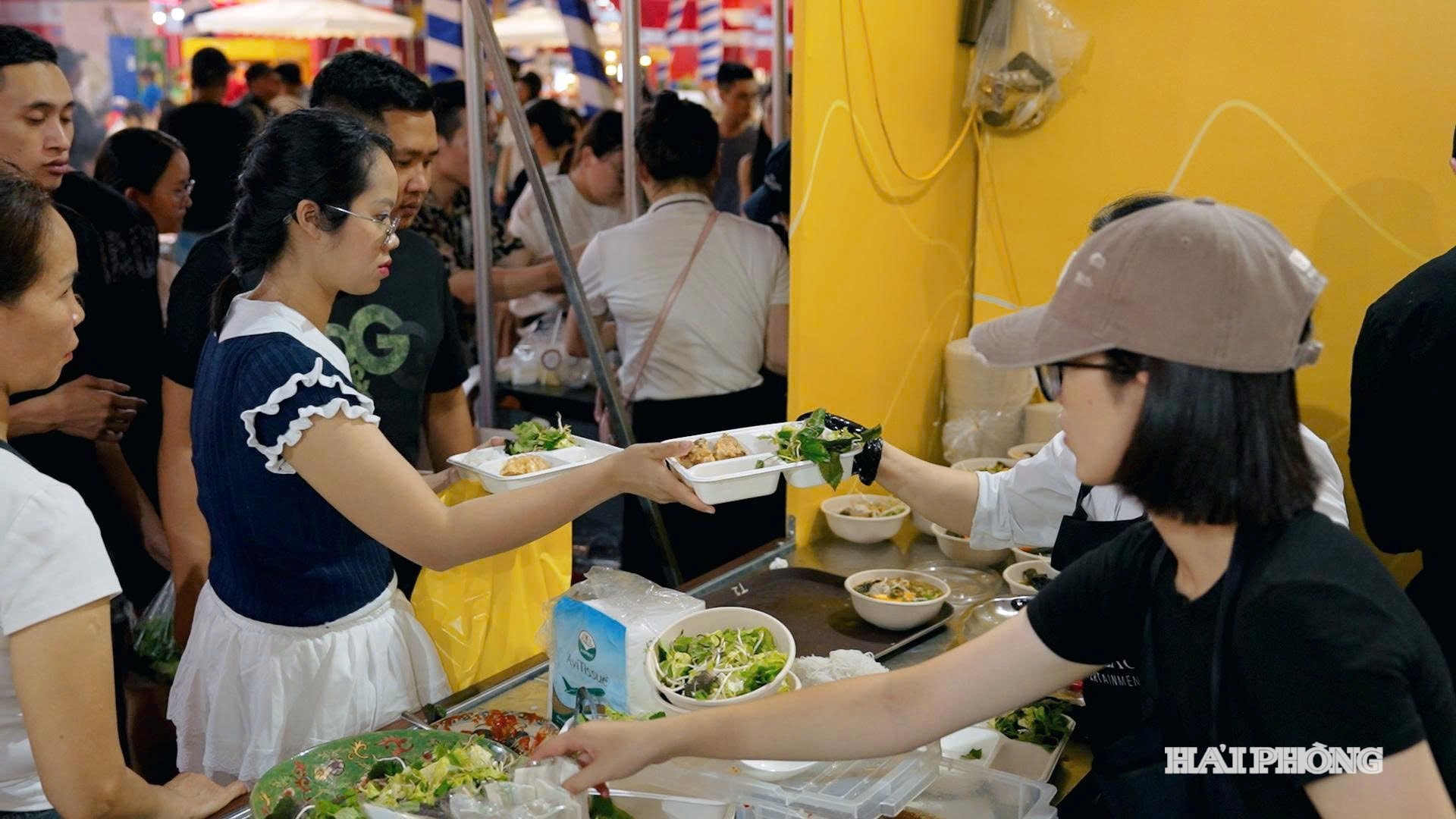 Đặc sản Hải Phòng được đông đảo khách tham quan yêu thích.