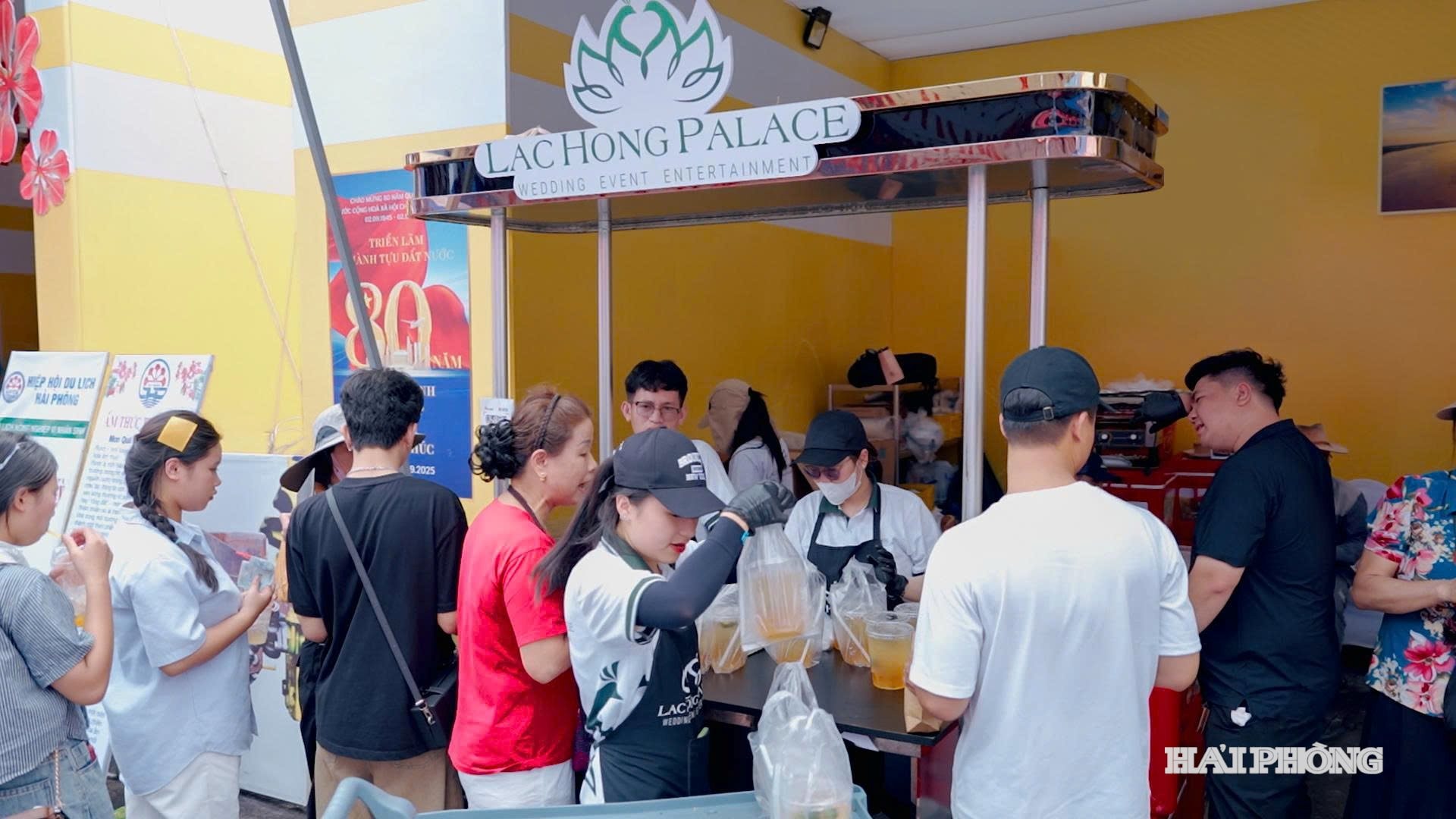 Gian hàng Lạc Hồng Palace luôn đông khách trải nghiệm ẩm thực tại Triển lãm thành tựu đất nước.